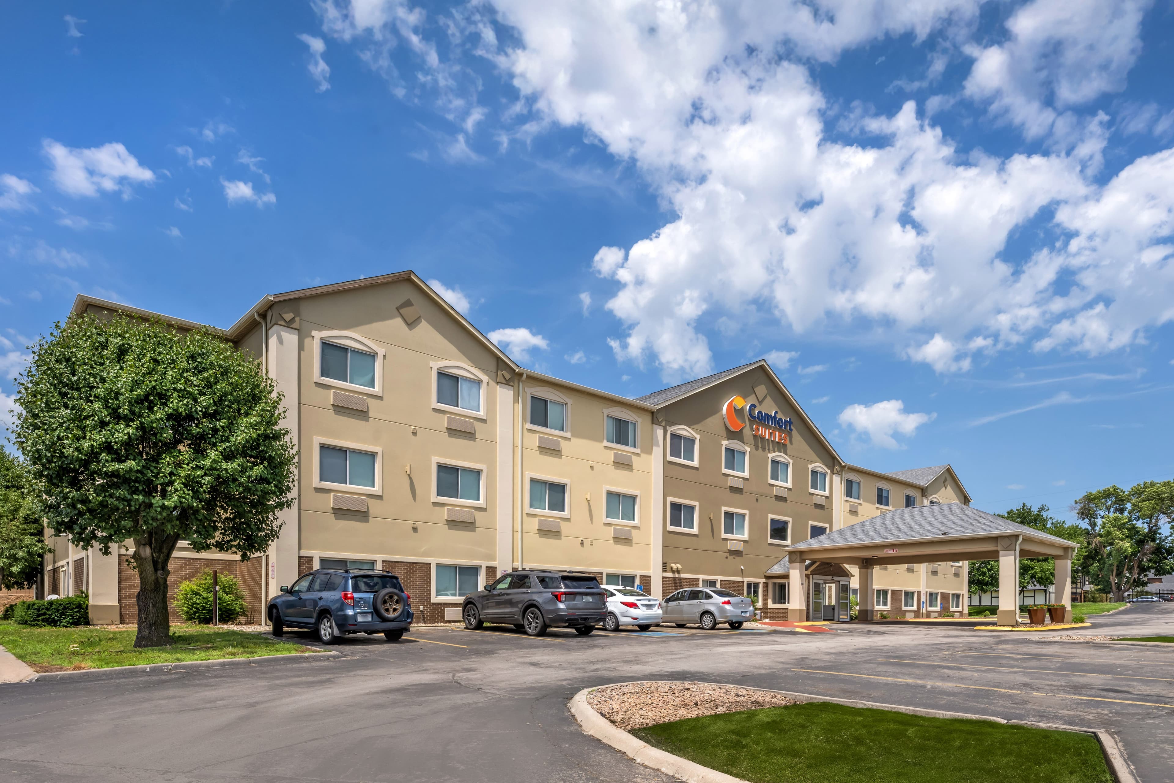 Comfort Suites Omaha Northwest - Image 1
