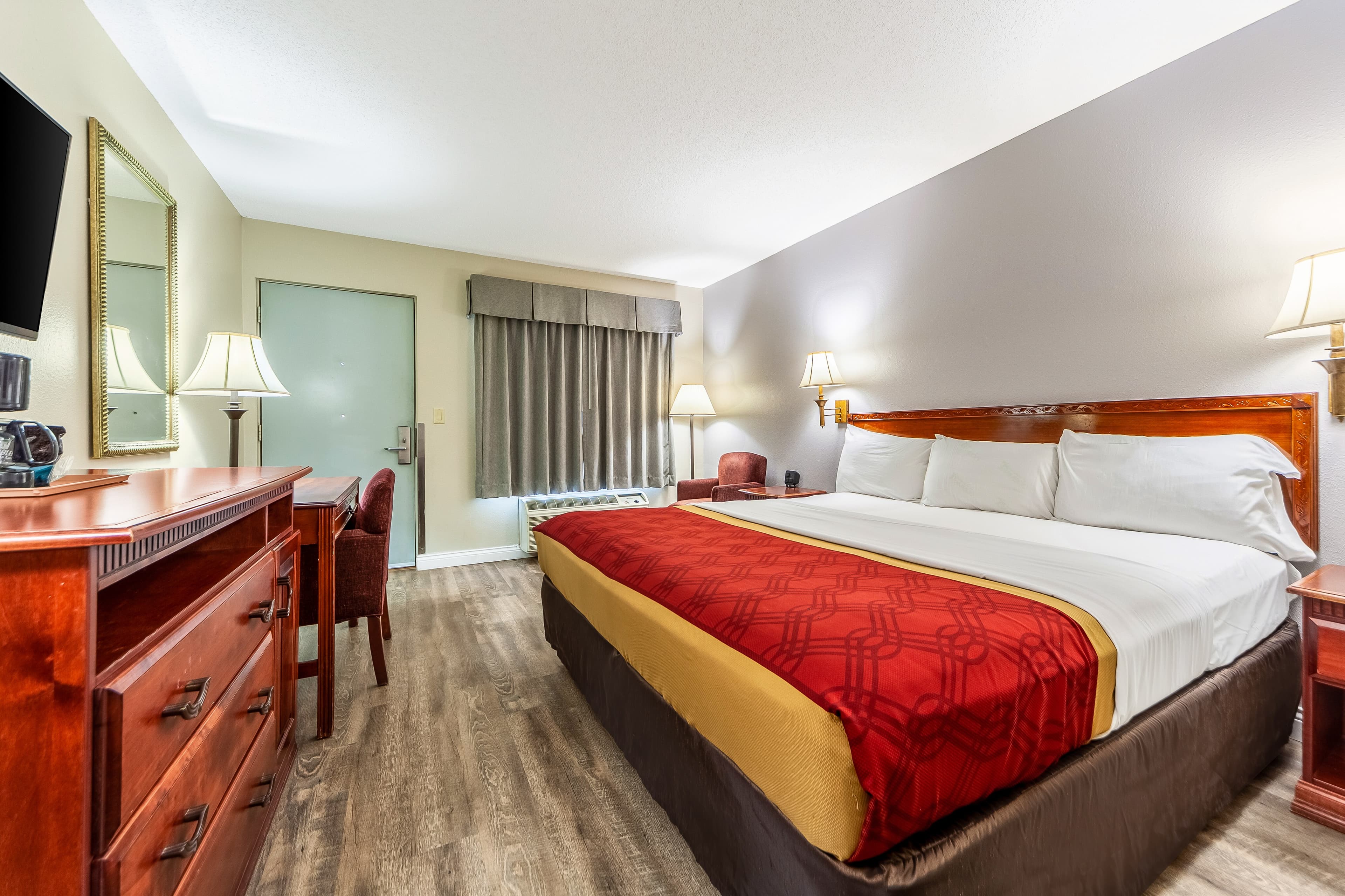 Econo Lodge - Image 3