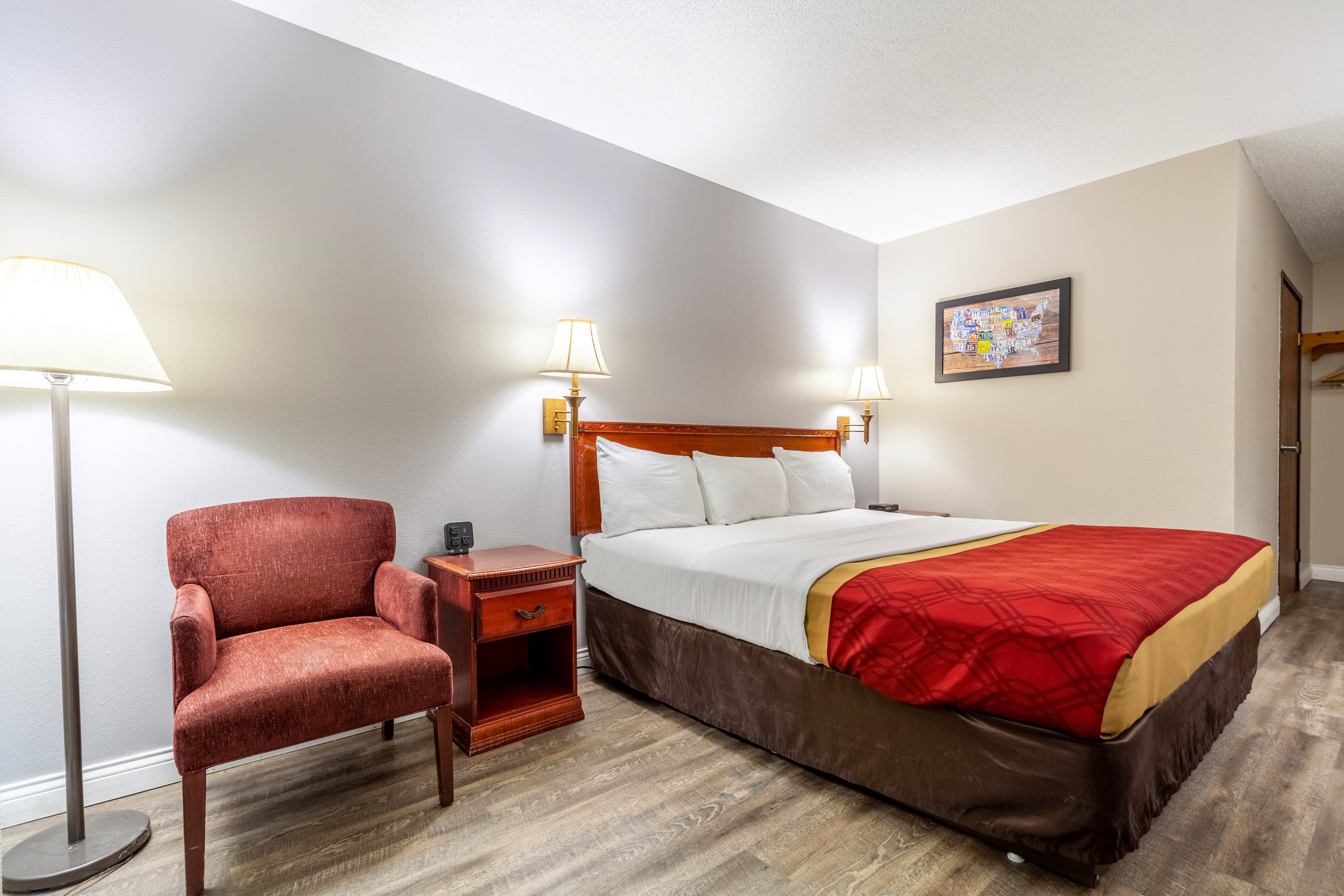 Econo Lodge - Image 4