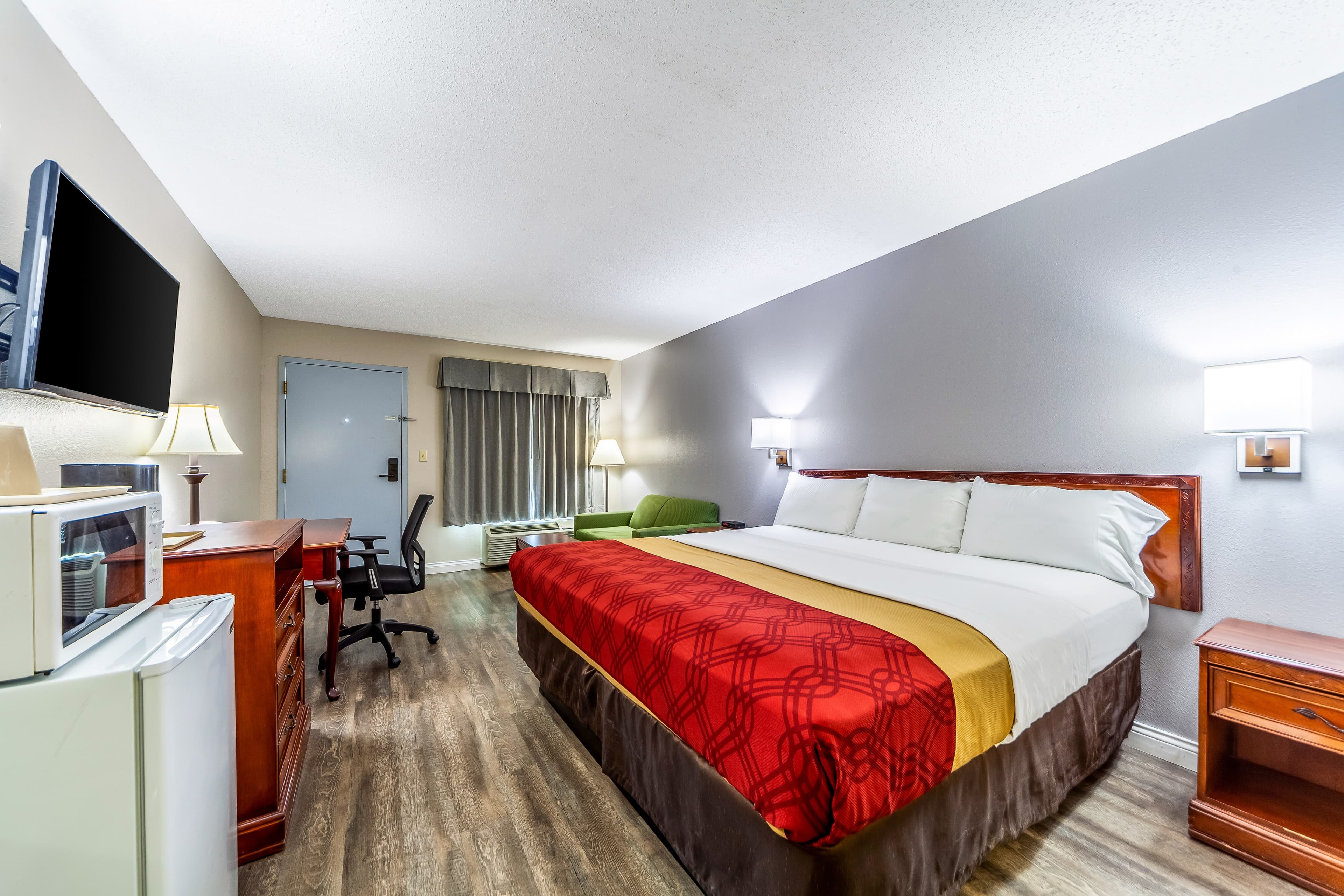 Econo Lodge - Image 1