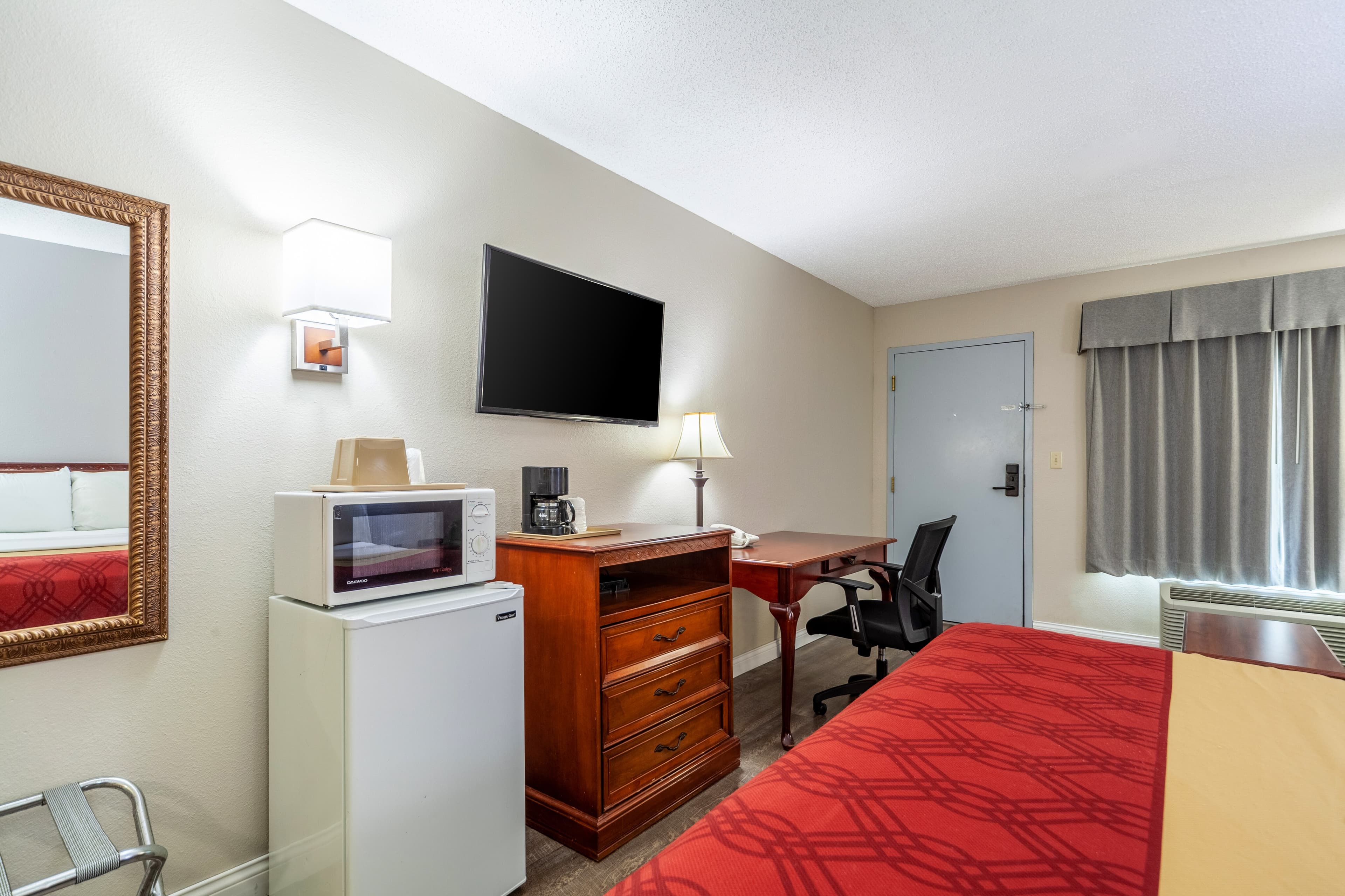 Econo Lodge - Image 5