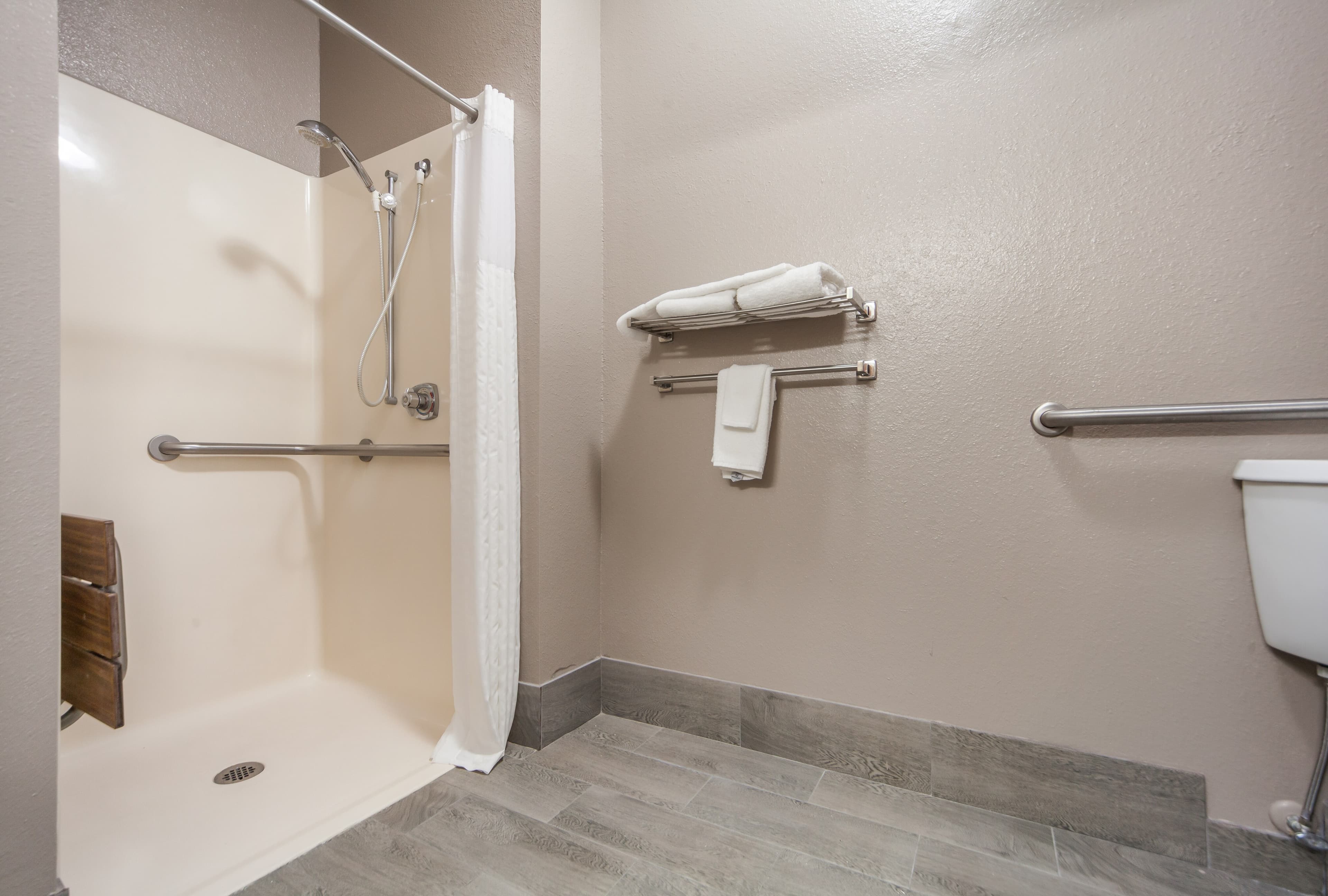 Quality Inn & Suites Omaha Chalco - Image 5