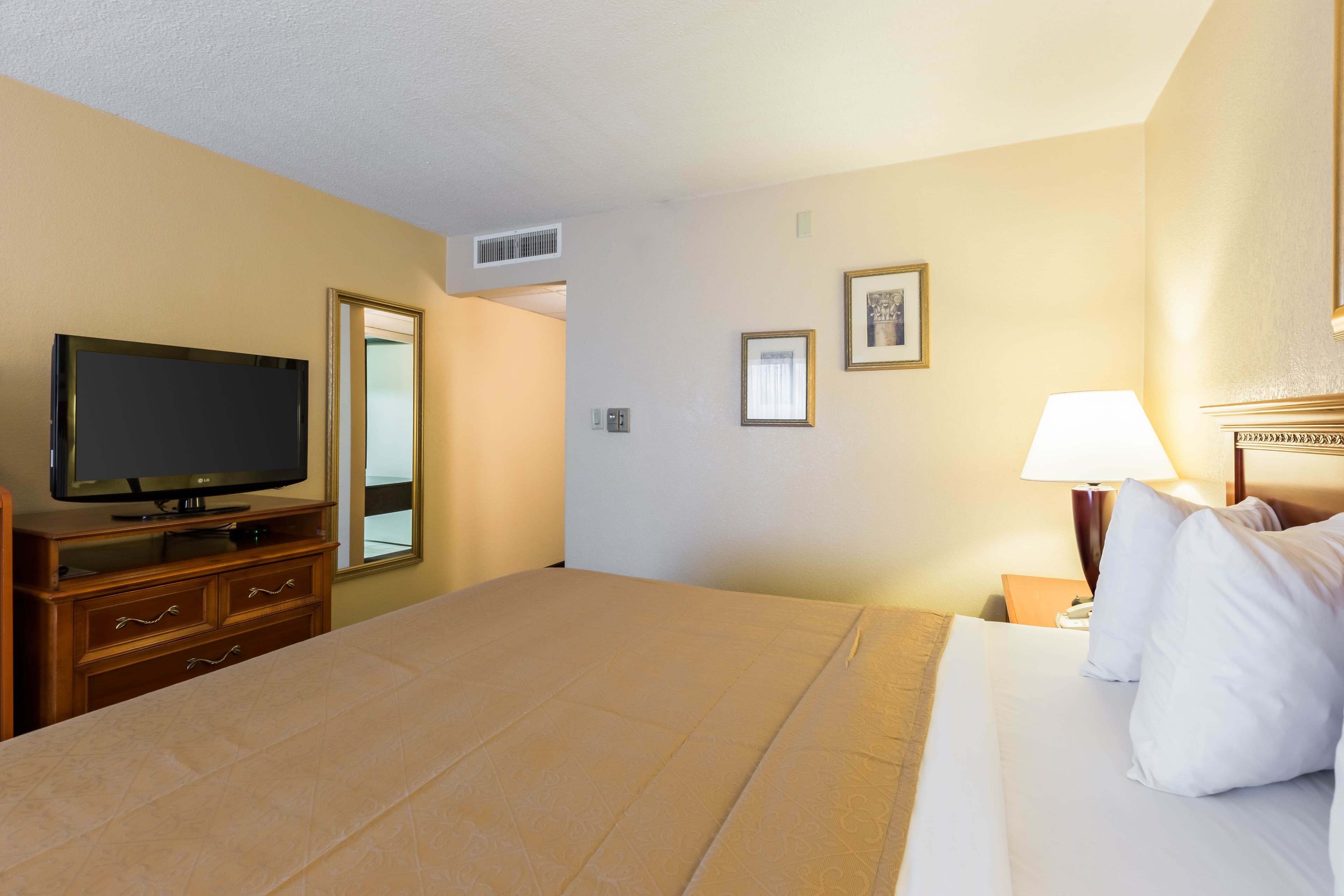 Quality Inn and Conference Center I-80 Grand Island - Image 4