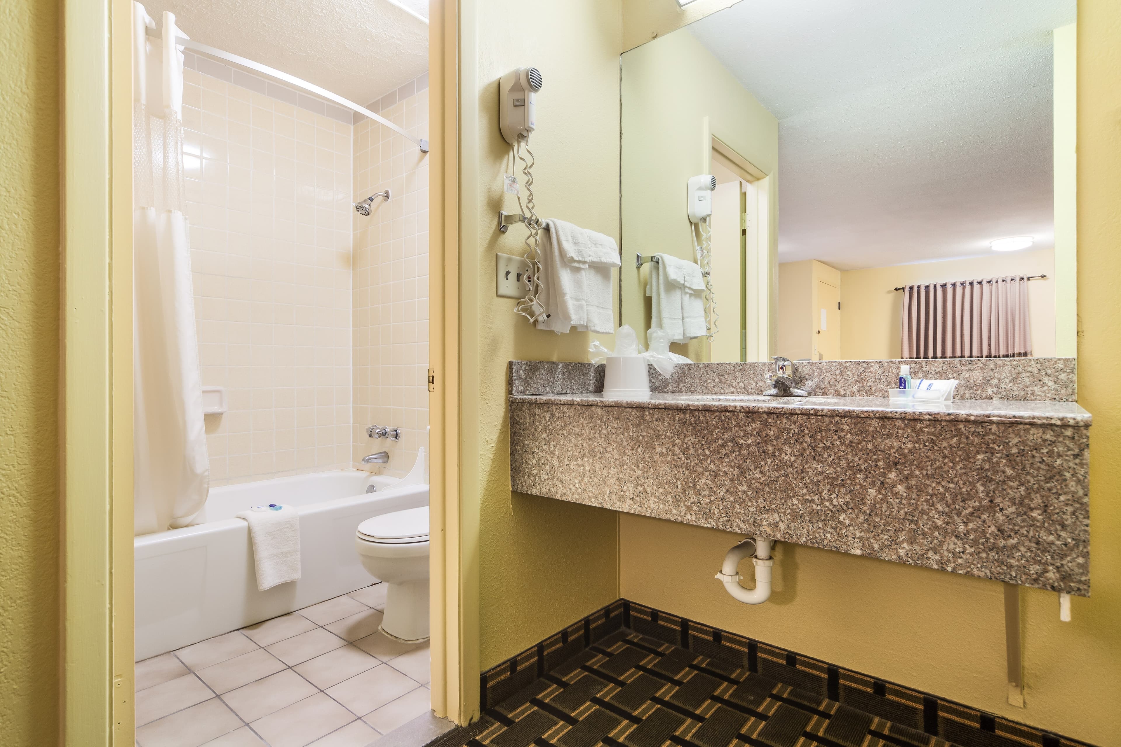 Rodeway Inn Lincoln West - University Area - Image 5