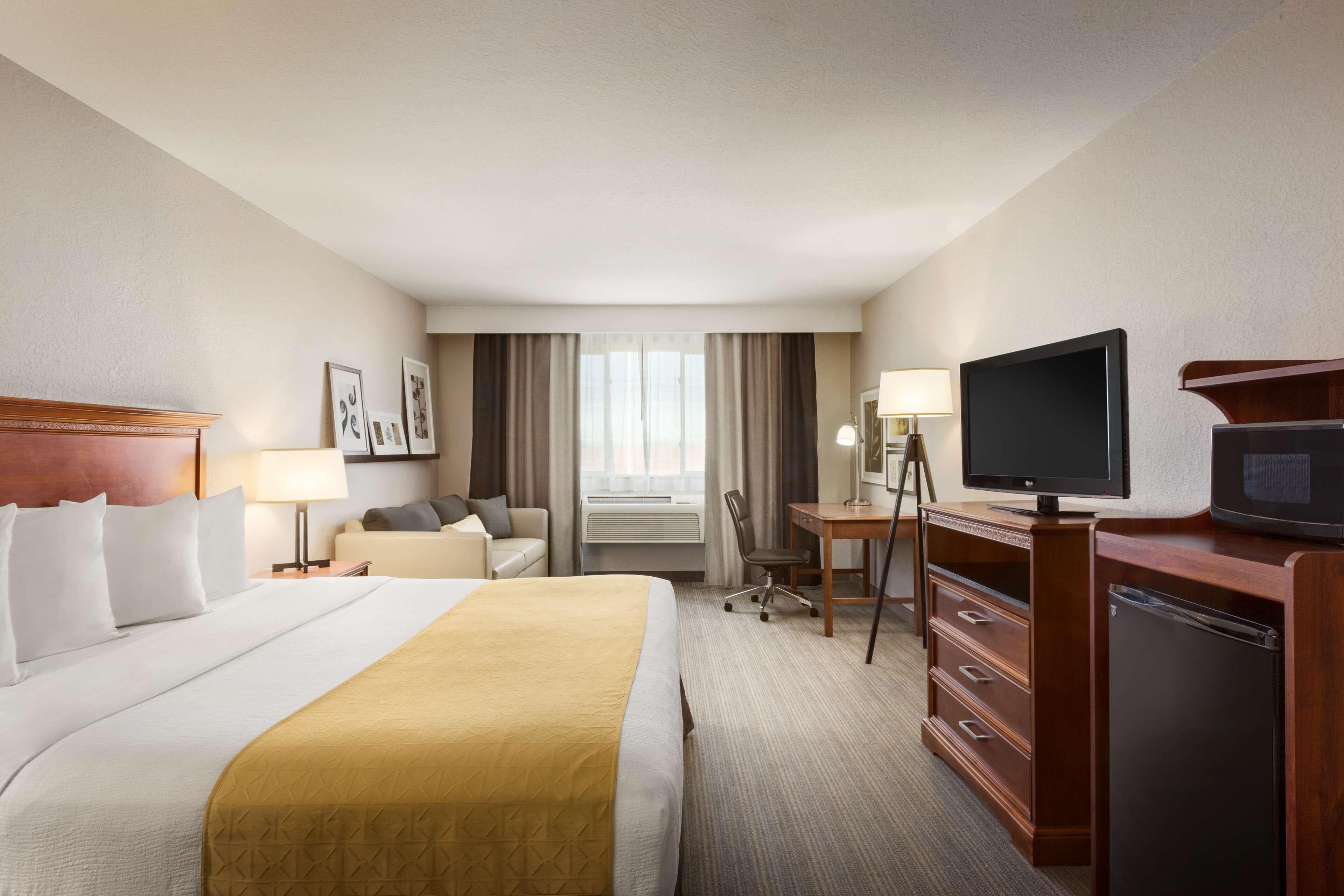 Country Inn & Suites by Radisson, Sidney, NE - Image 1