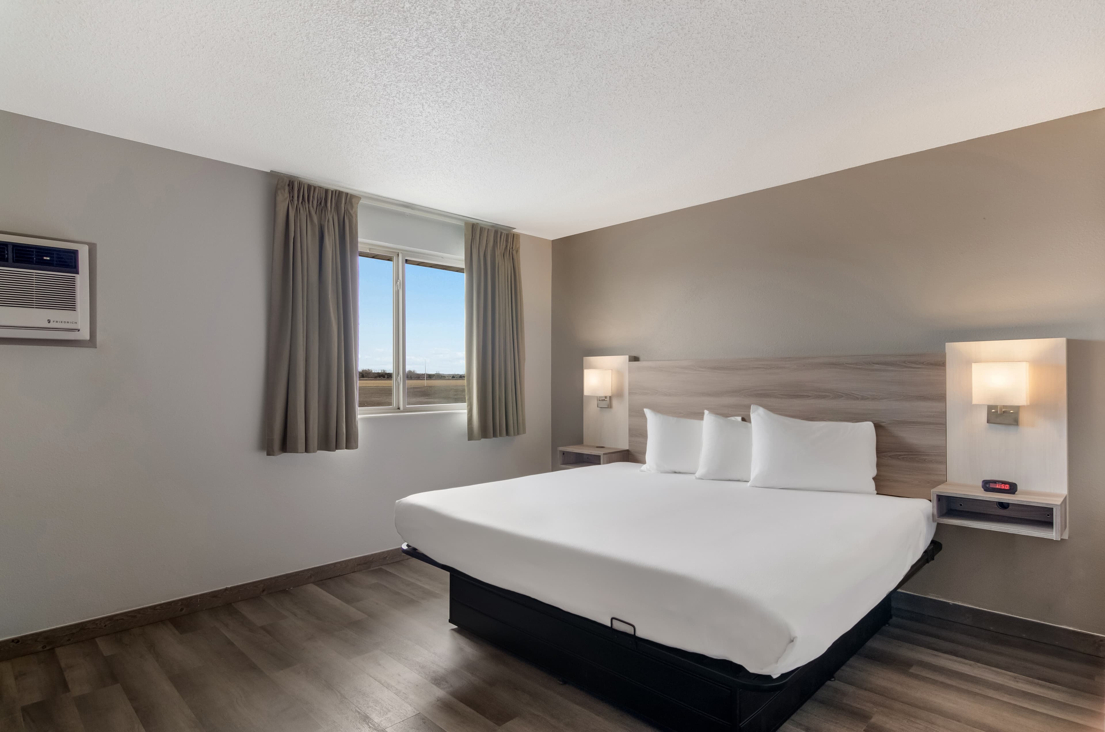 Econo Lodge Scottsbluff - Image 2