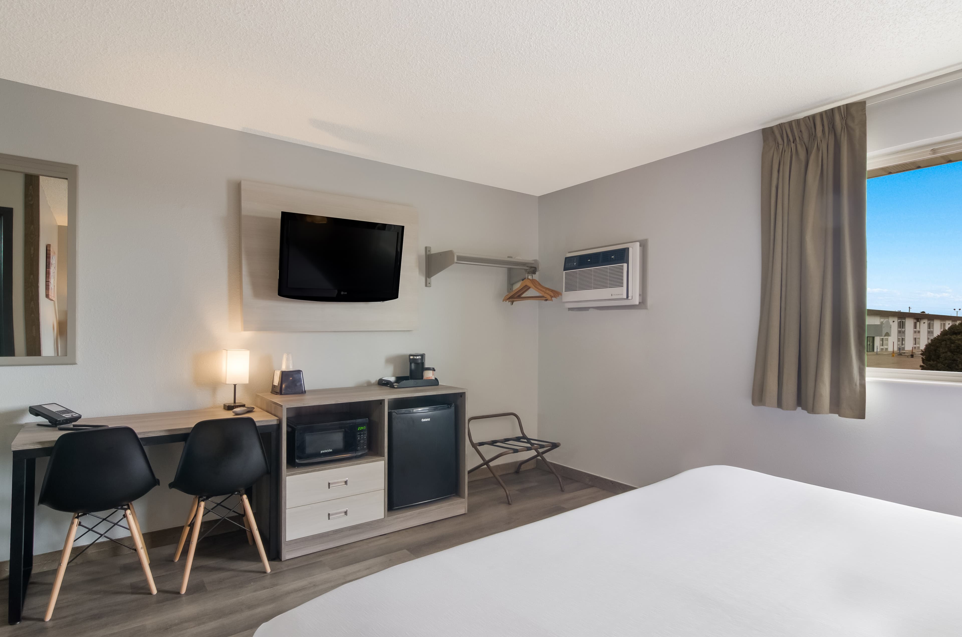 Econo Lodge Scottsbluff - Image 4