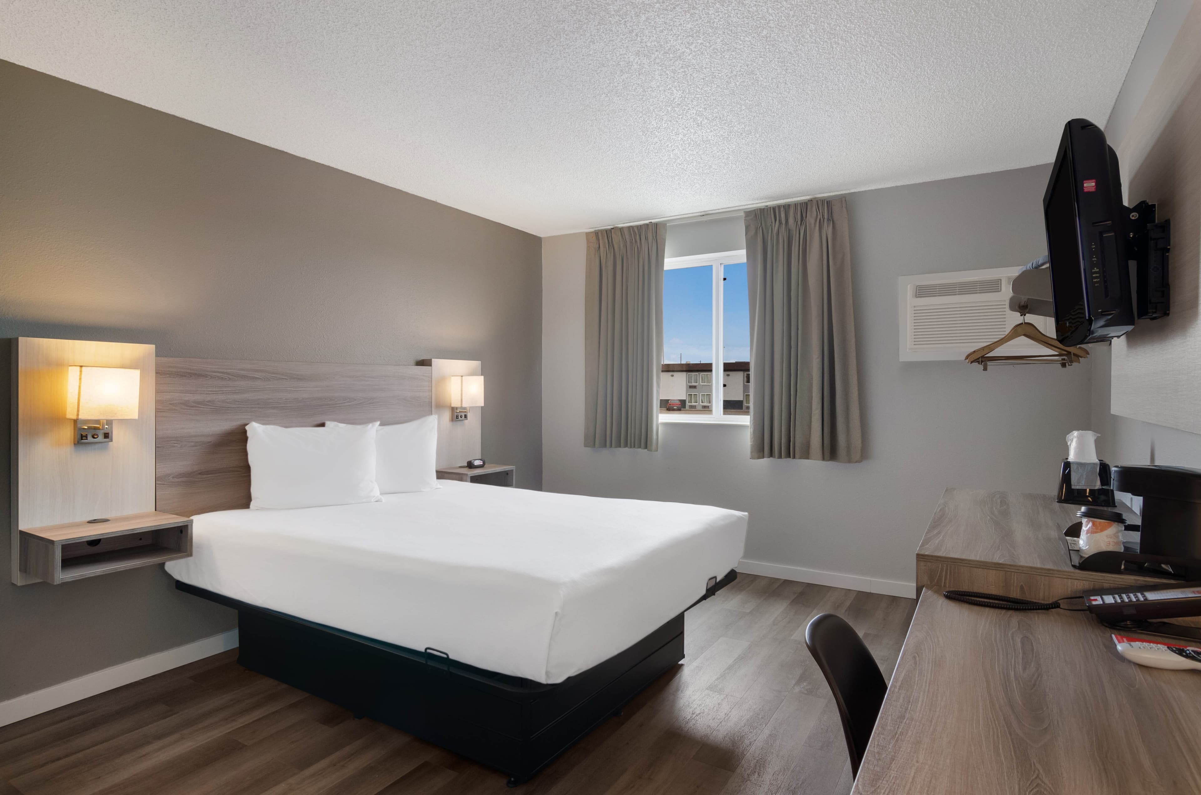 Econo Lodge Scottsbluff — 6