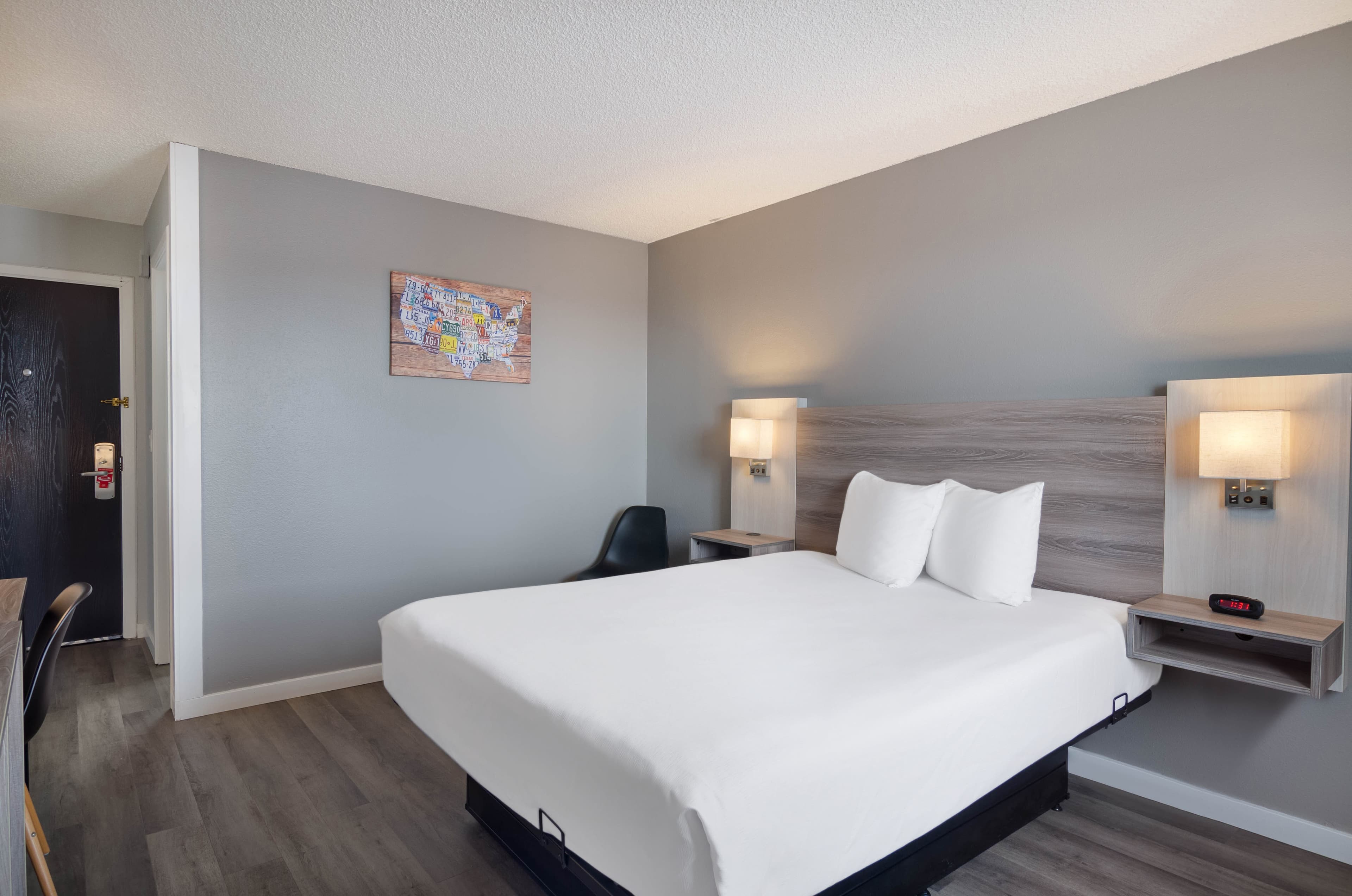 Econo Lodge Scottsbluff — 8