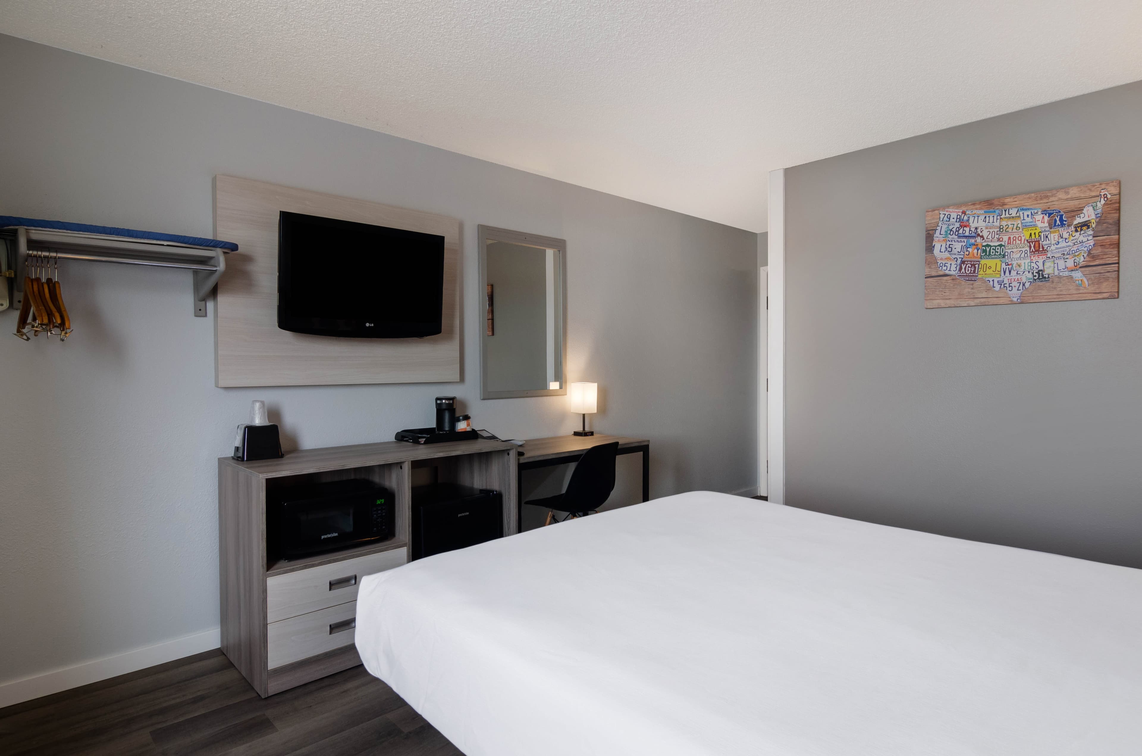 Econo Lodge Scottsbluff — 9