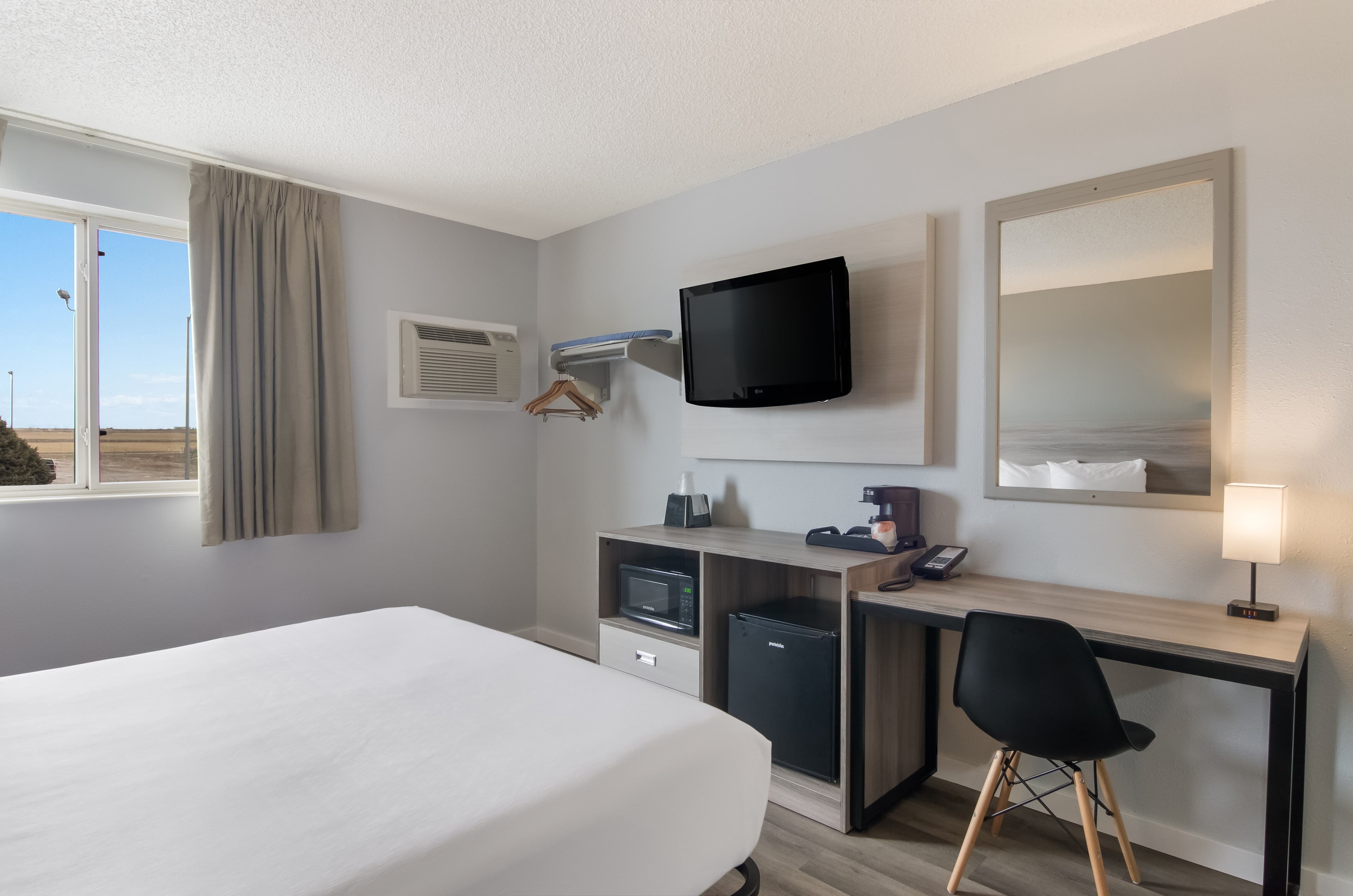 Econo Lodge Scottsbluff — 10