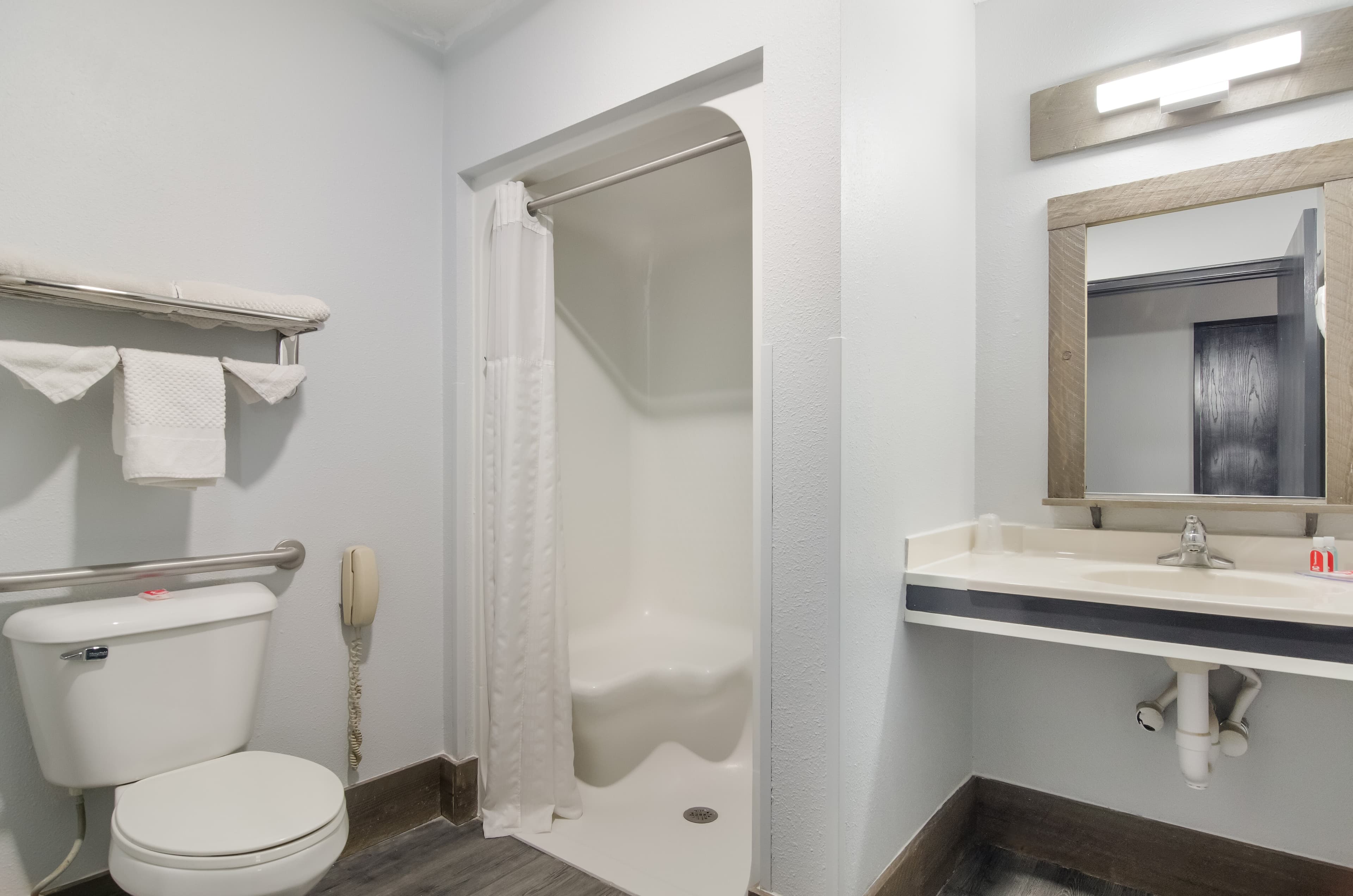 Econo Lodge Scottsbluff — 7