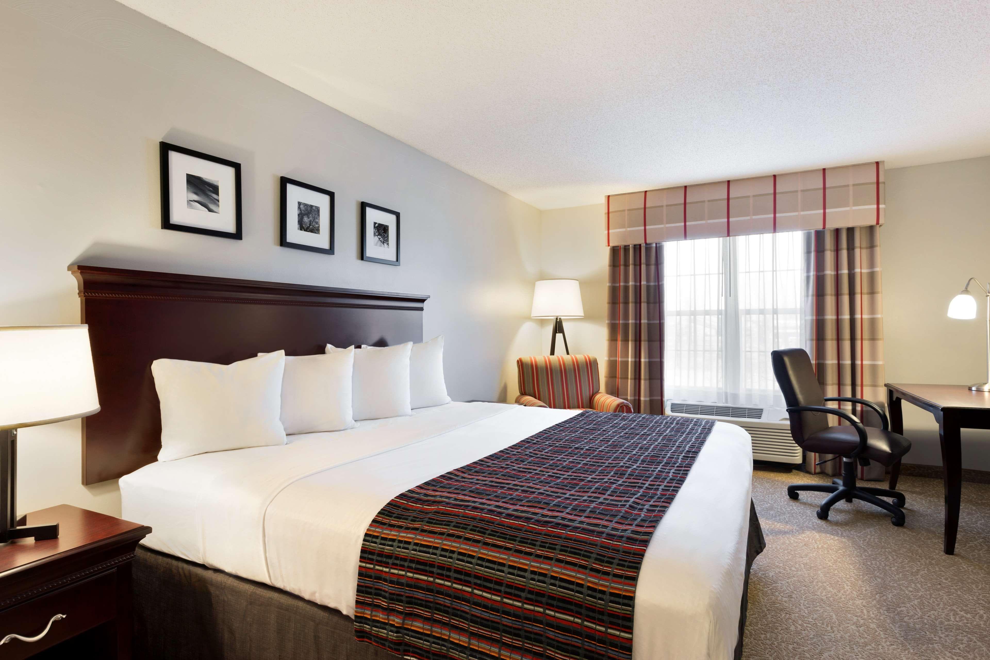 Country Inn & Suites by Radisson, Kearney, NE - Image 2