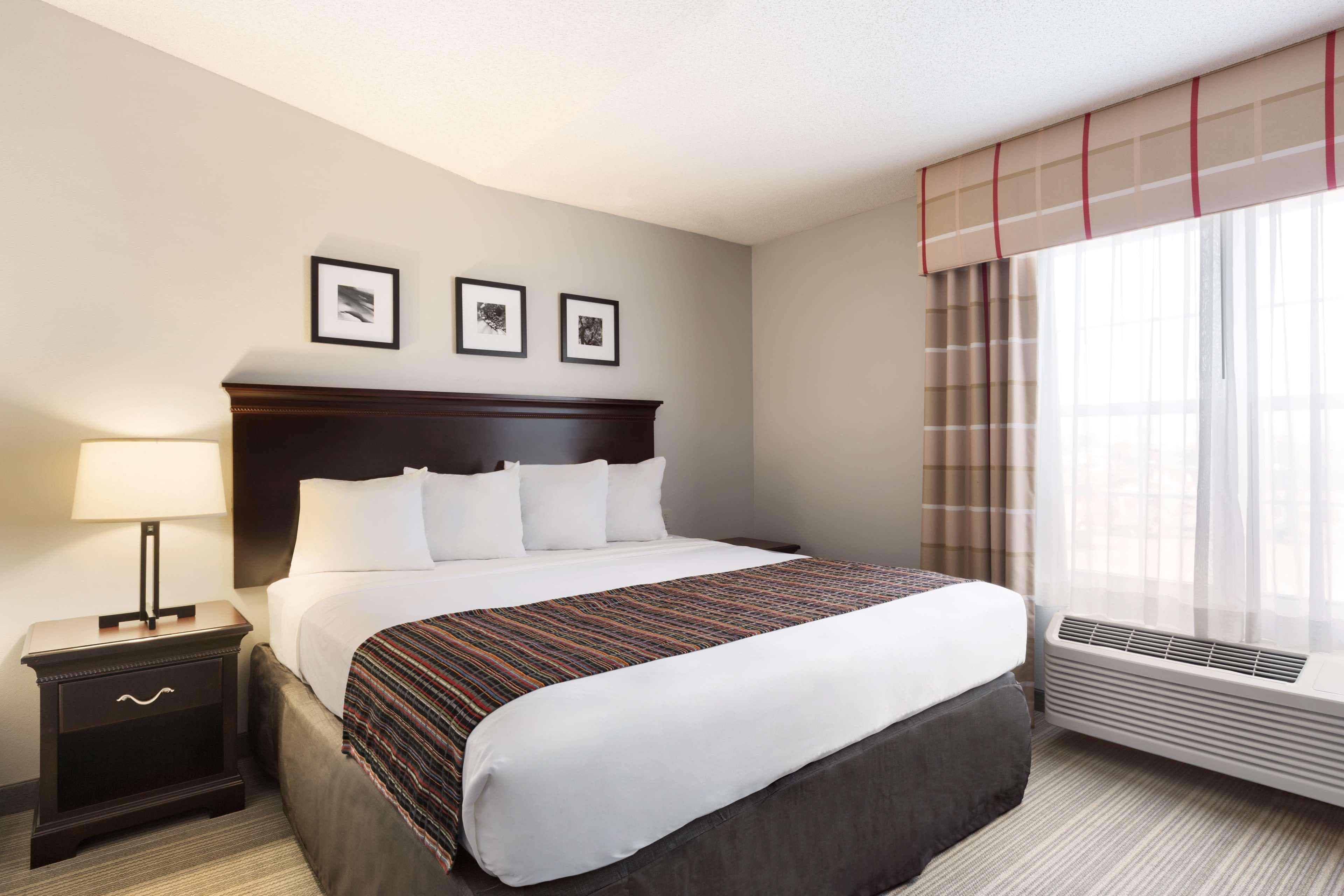 Country Inn & Suites by Radisson, Kearney, NE - Image 5