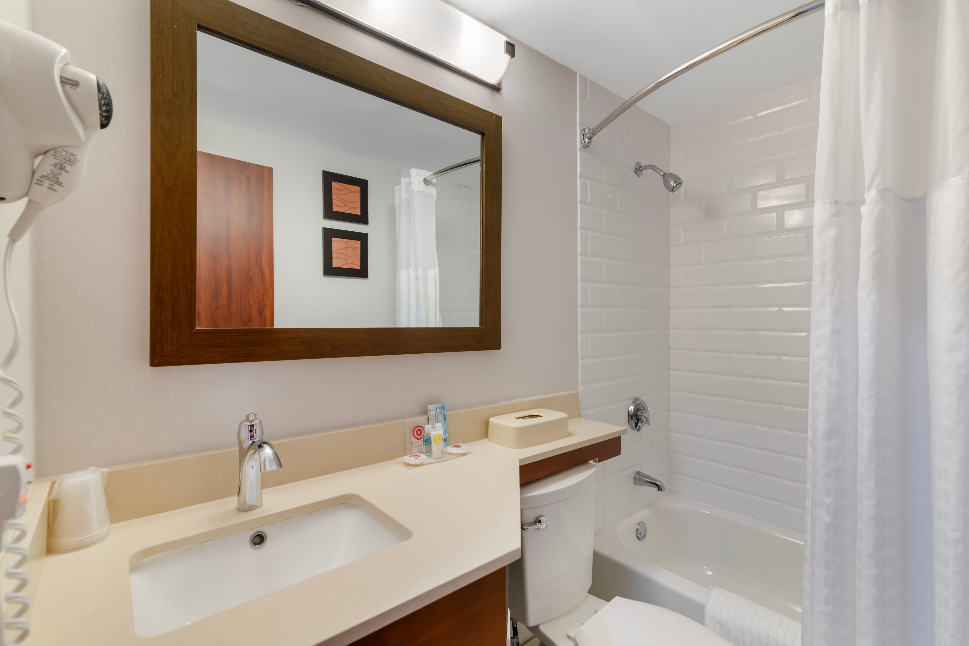 Comfort Inn Manchester Airport — 8