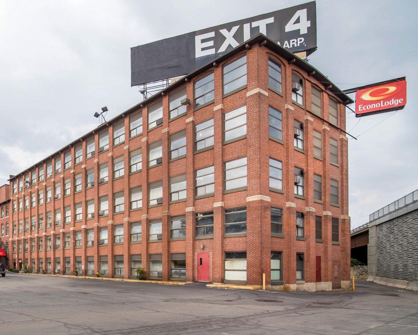 Econo Lodge Manchester - Image 1