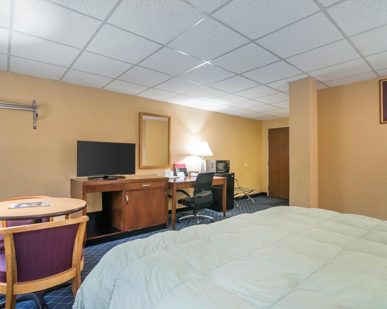 Econo Lodge Manchester — 11