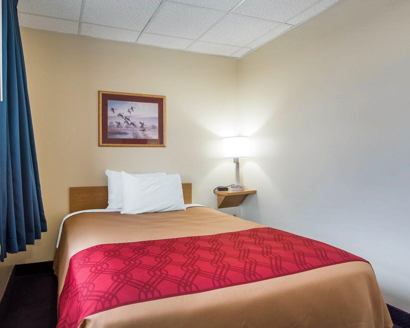 Econo Lodge Manchester - Image 2