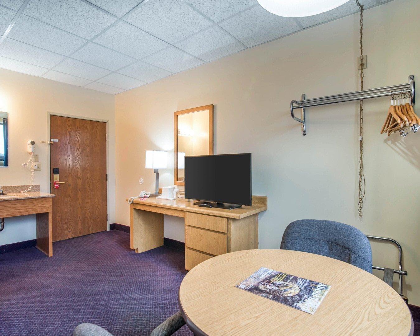 Econo Lodge Manchester - Image 4