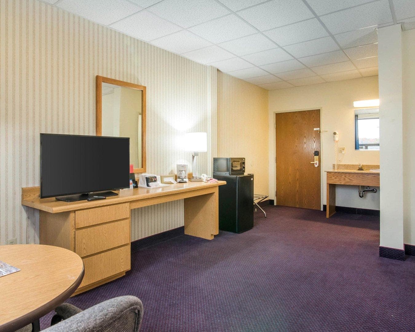 Econo Lodge Manchester — 6