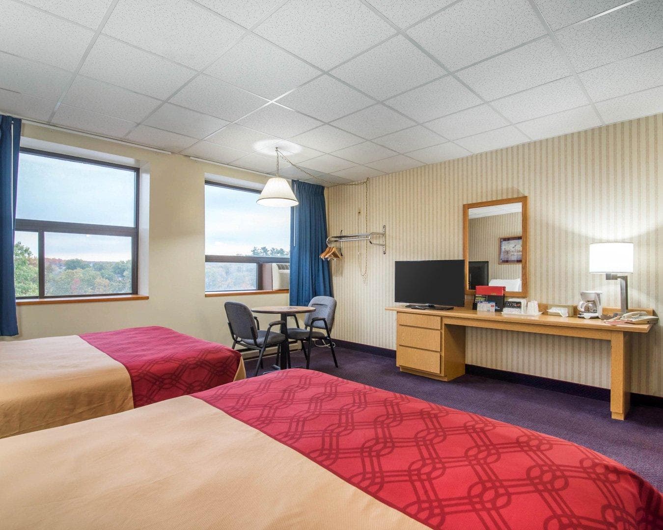 Econo Lodge Manchester — 7