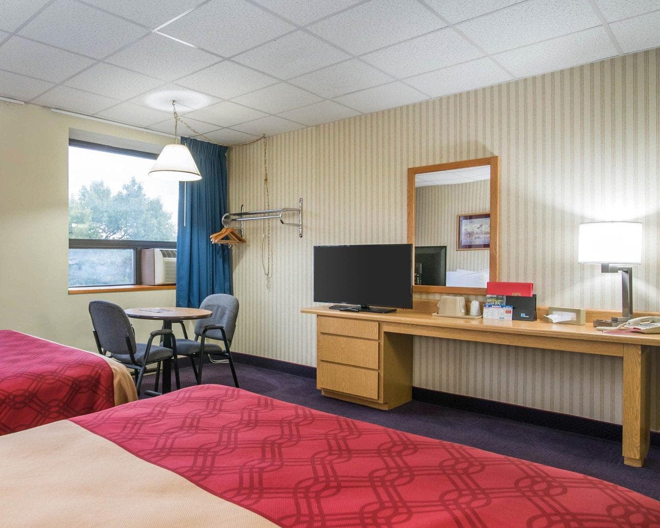 Econo Lodge Manchester — 17