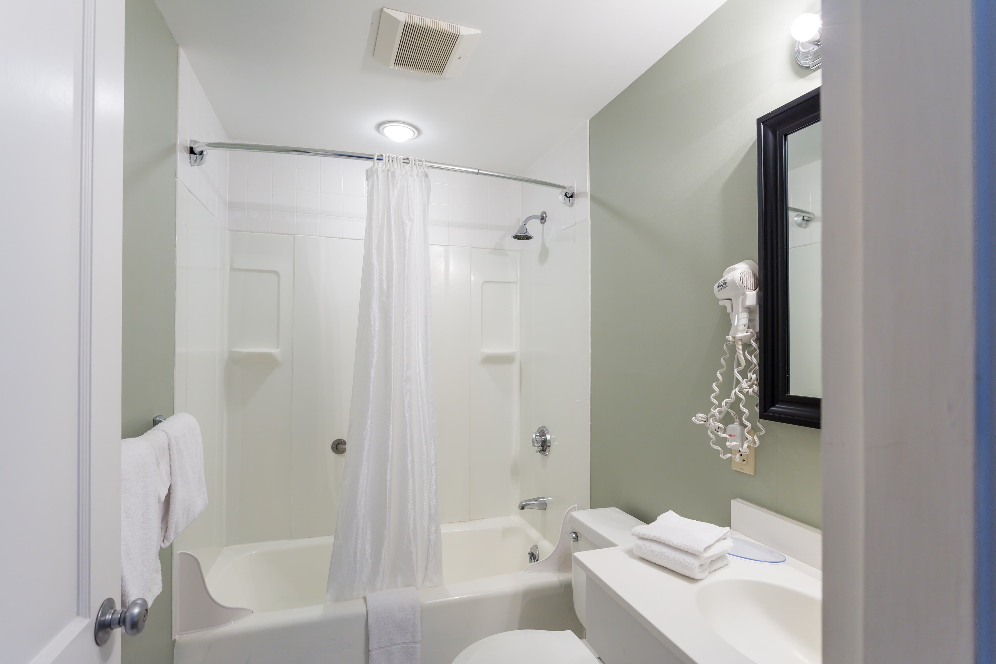 Quality Inn & Suites Gorham Riverside - Image 3