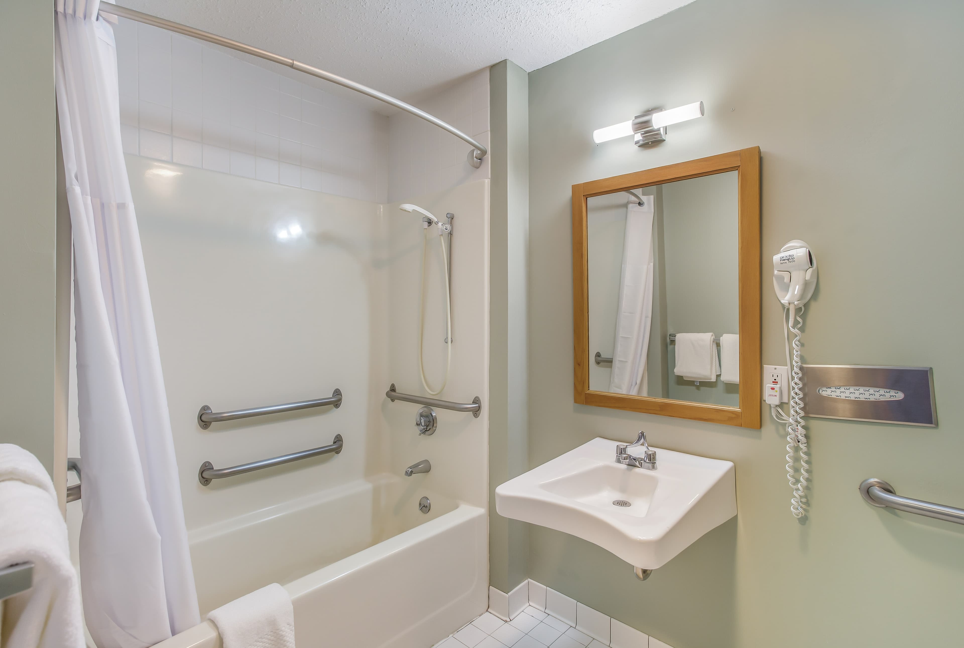 Quality Inn & Suites Gorham Riverside — 7