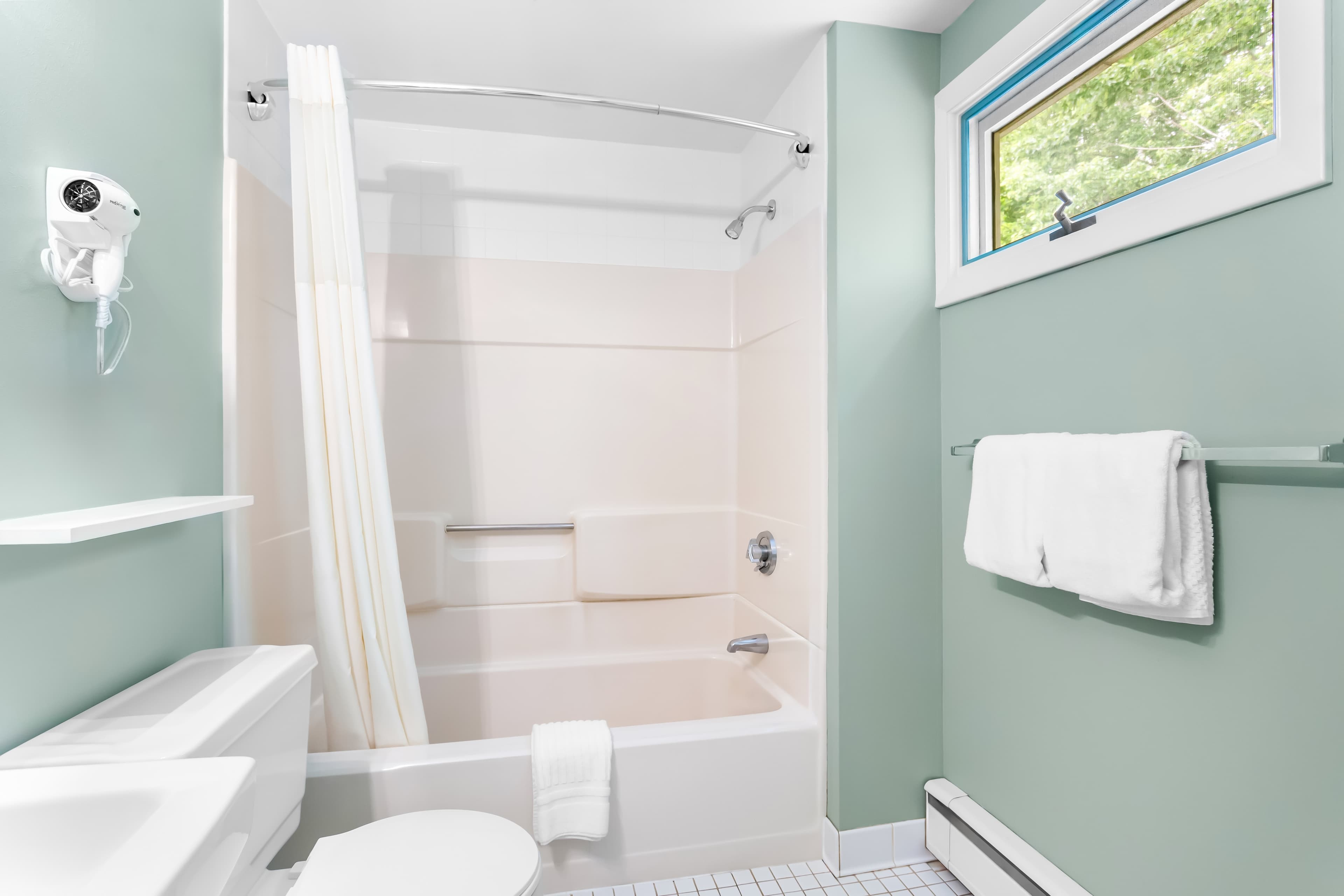 Rodeway Inn Gorham Riverside — 8