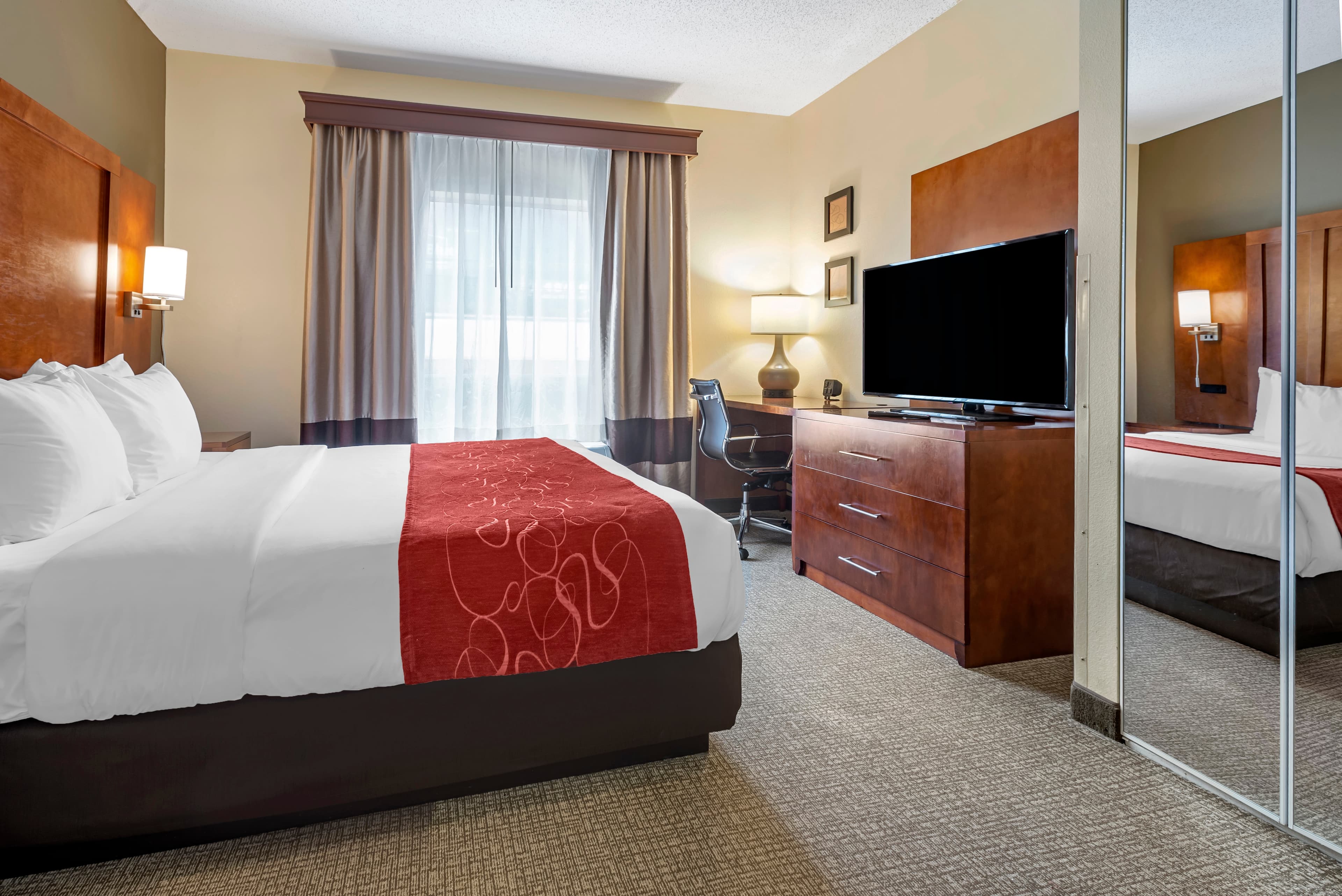 Comfort Suites Newark - Harrison - Image 3