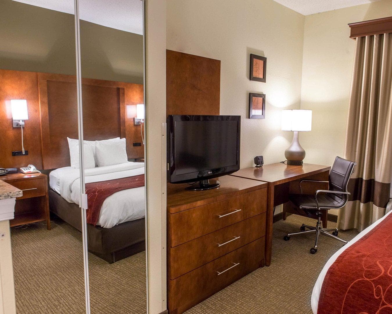 Comfort Suites Newark - Harrison — 8