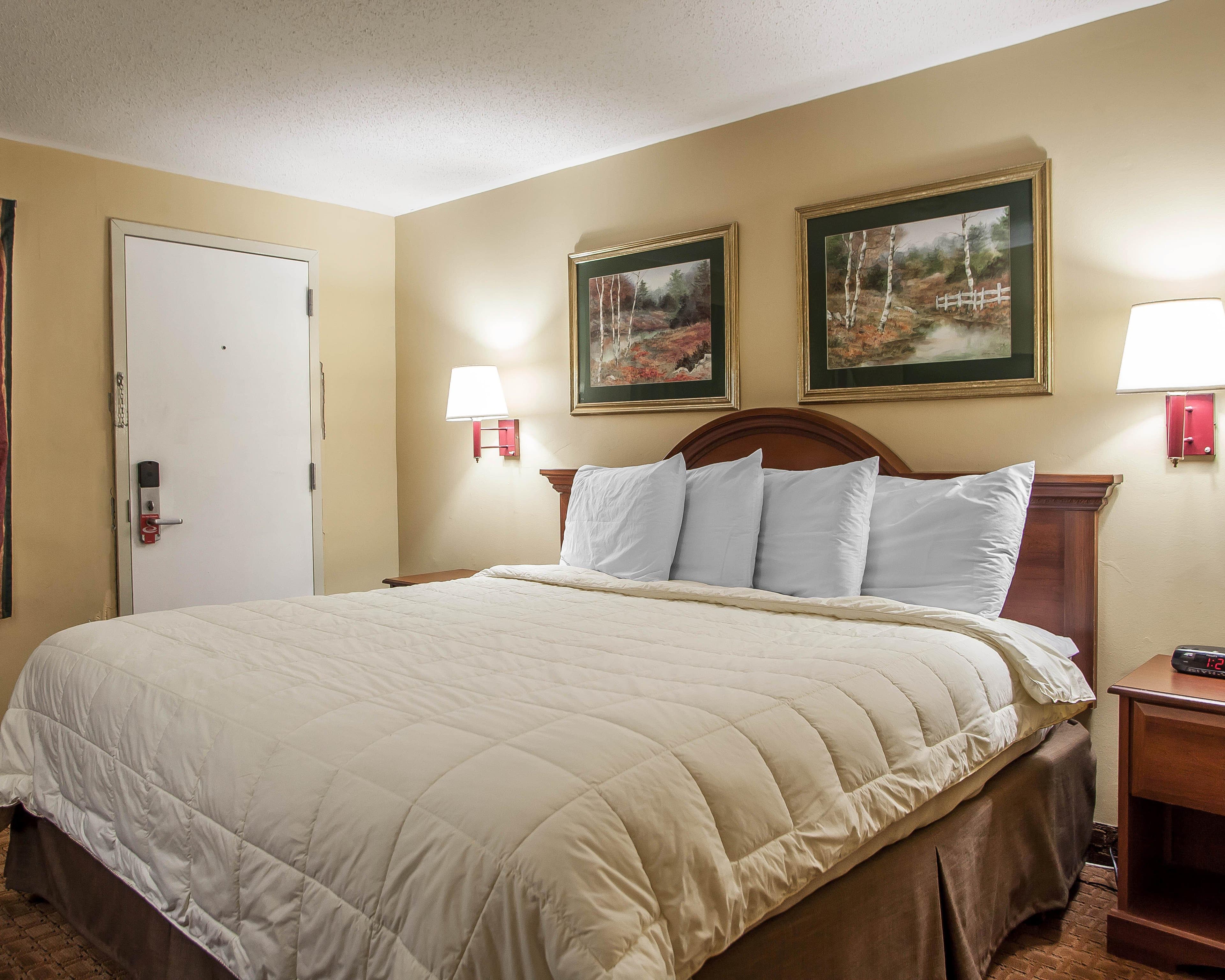 Econo Lodge Newton - Image 1