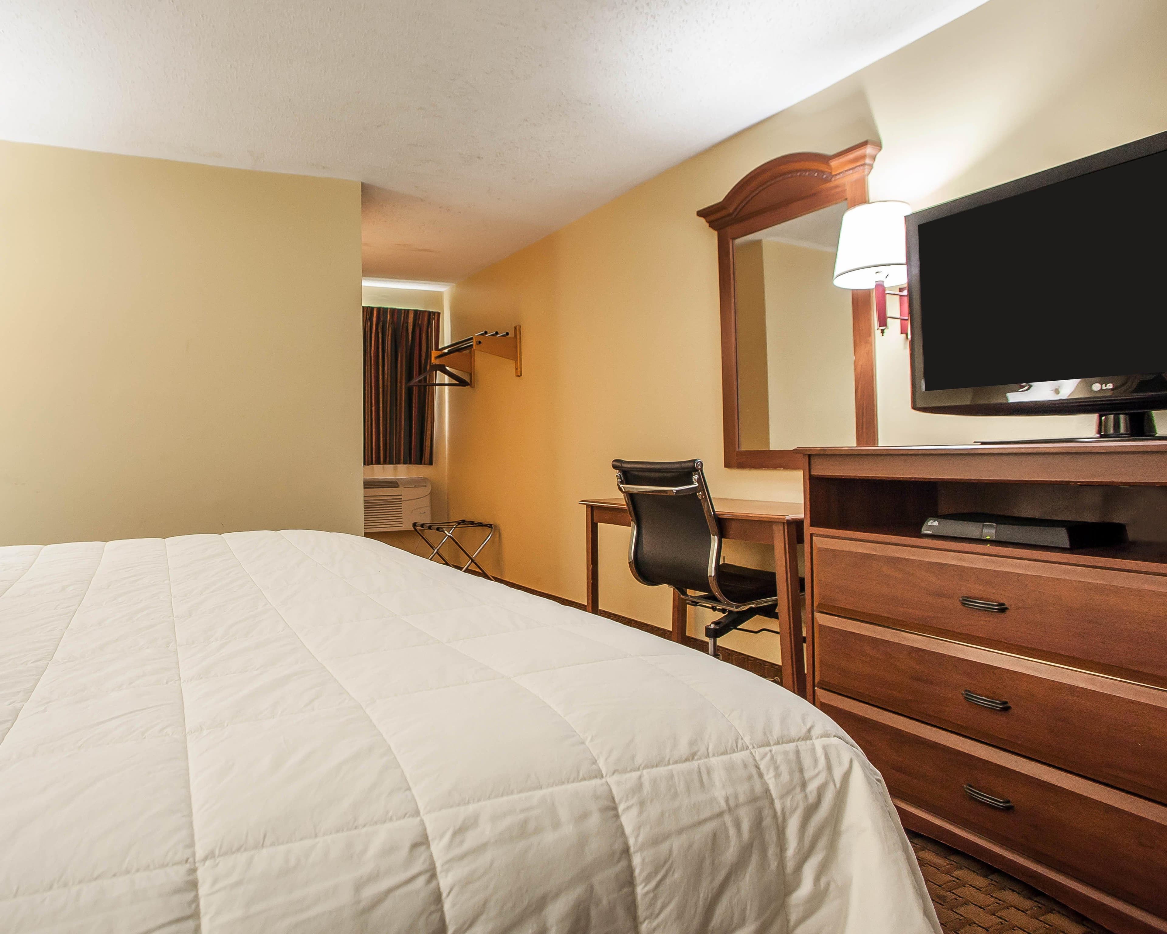 Econo Lodge Newton — 7