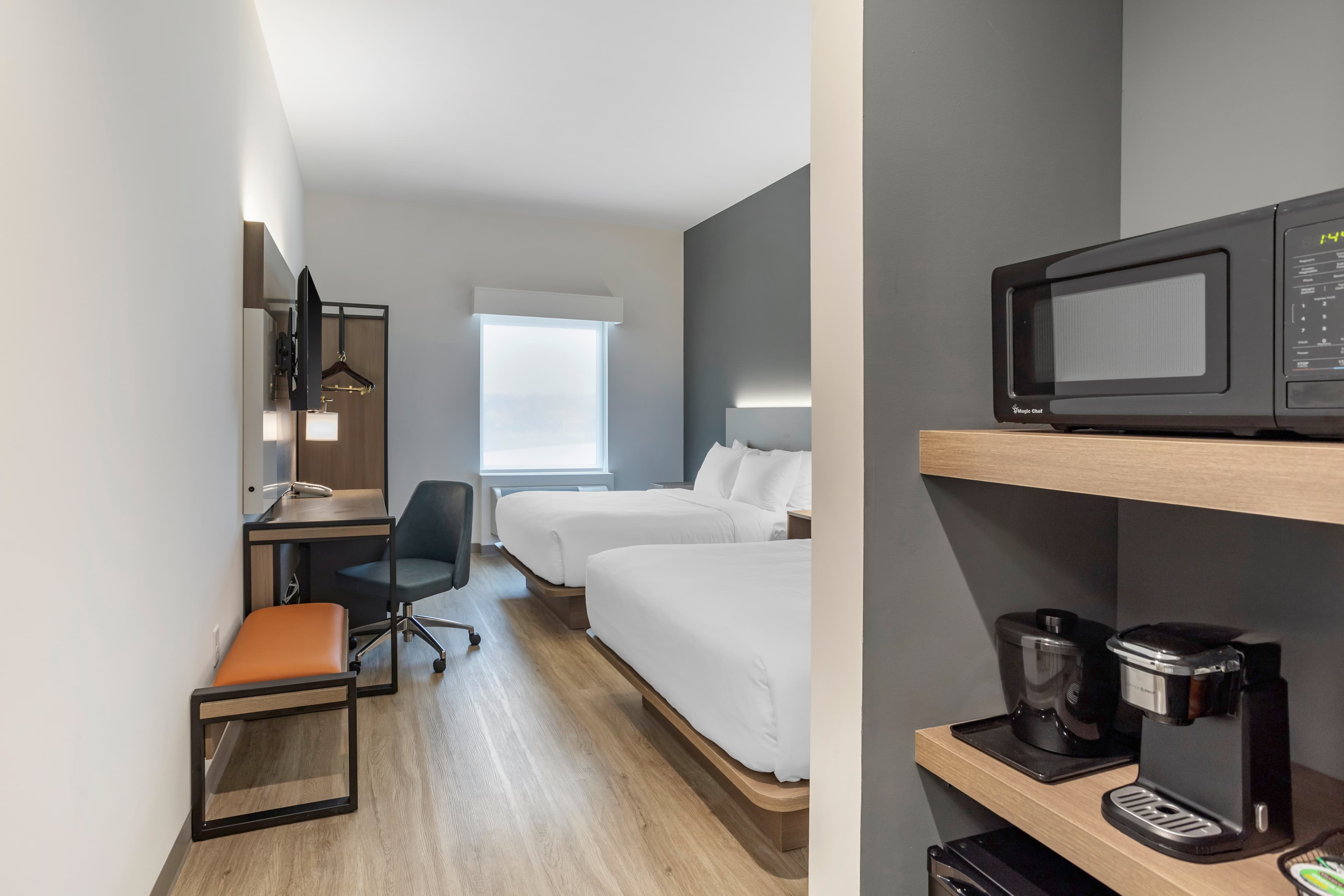 Comfort Inn & Suites Newark Liberty International Airport - Image 4