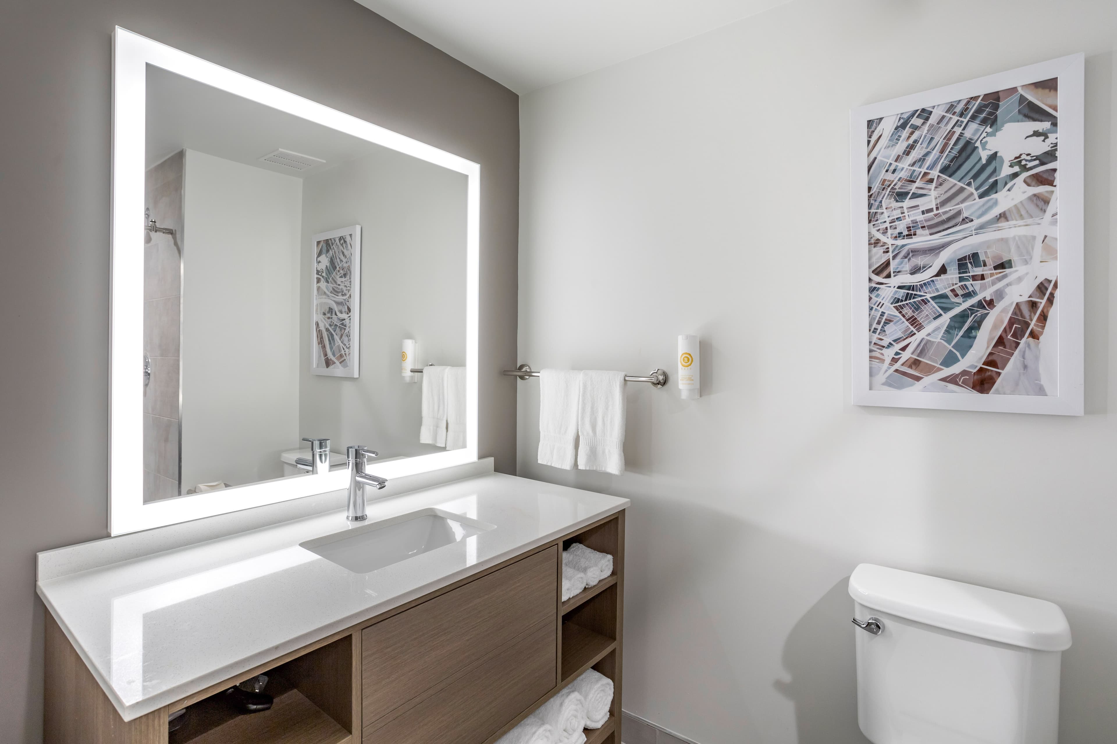 Comfort Inn & Suites Newark Liberty International Airport — 6