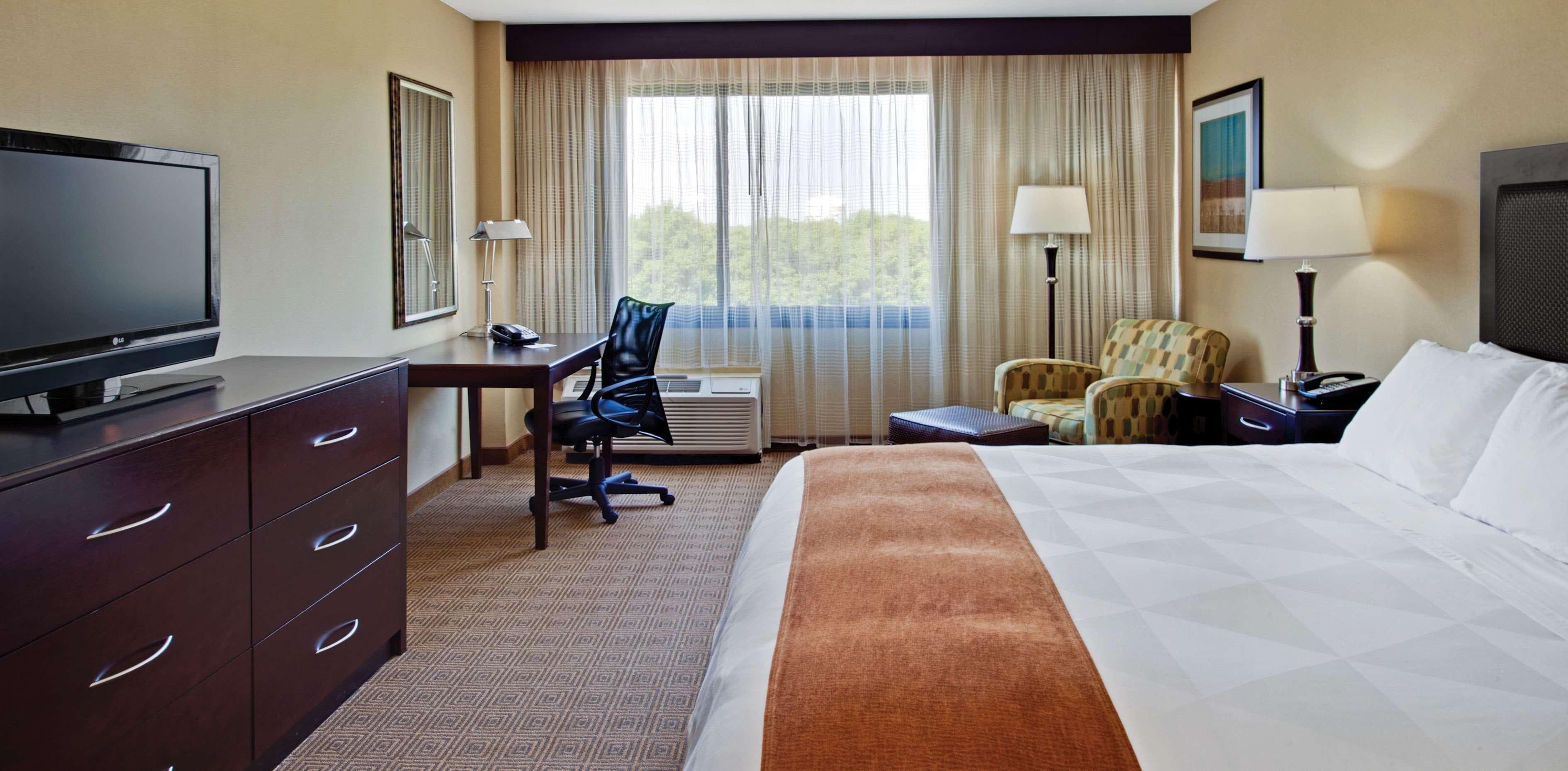 Radisson Hotel Freehold - Image 2