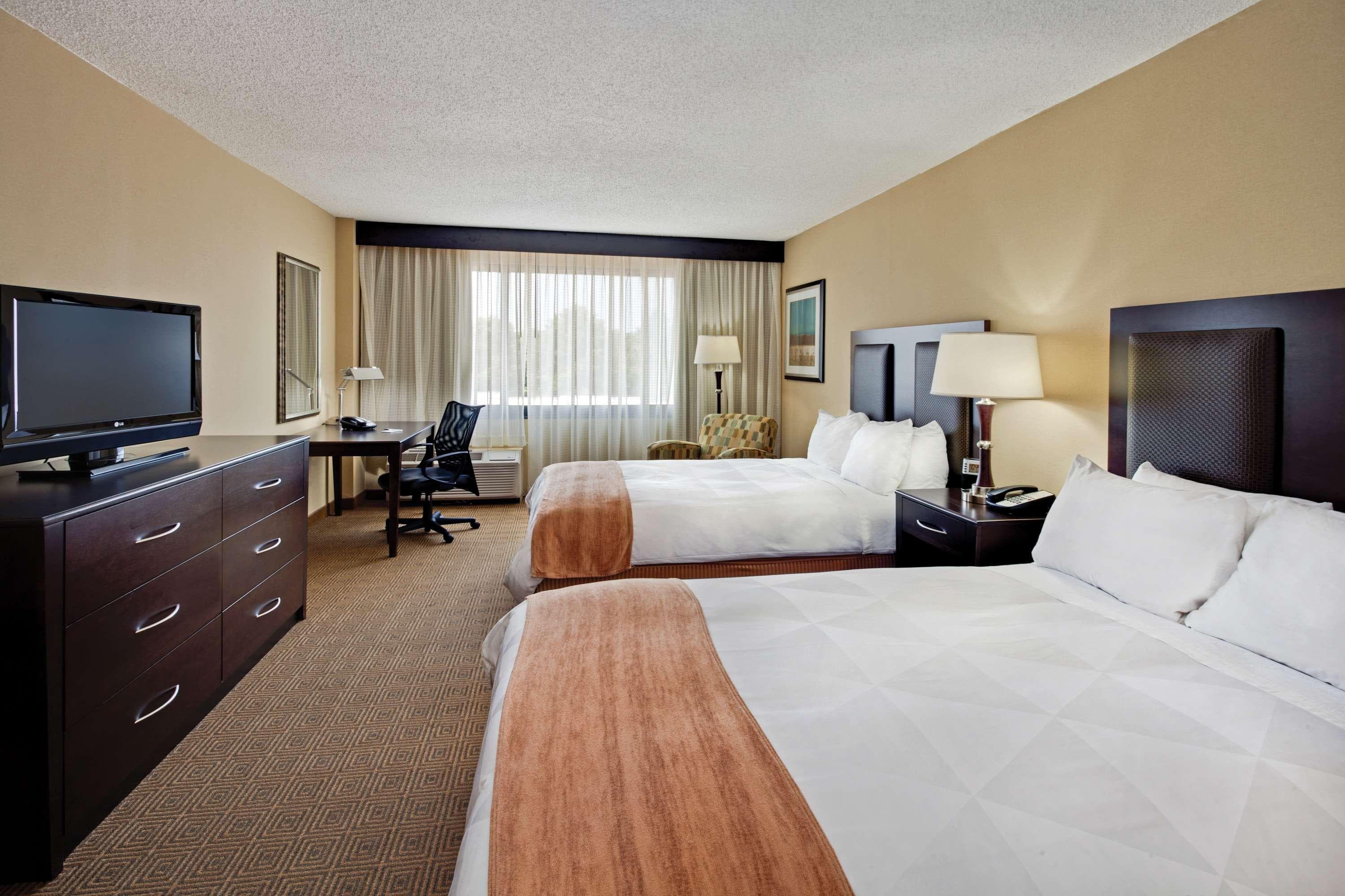 Radisson Hotel Freehold - Image 5