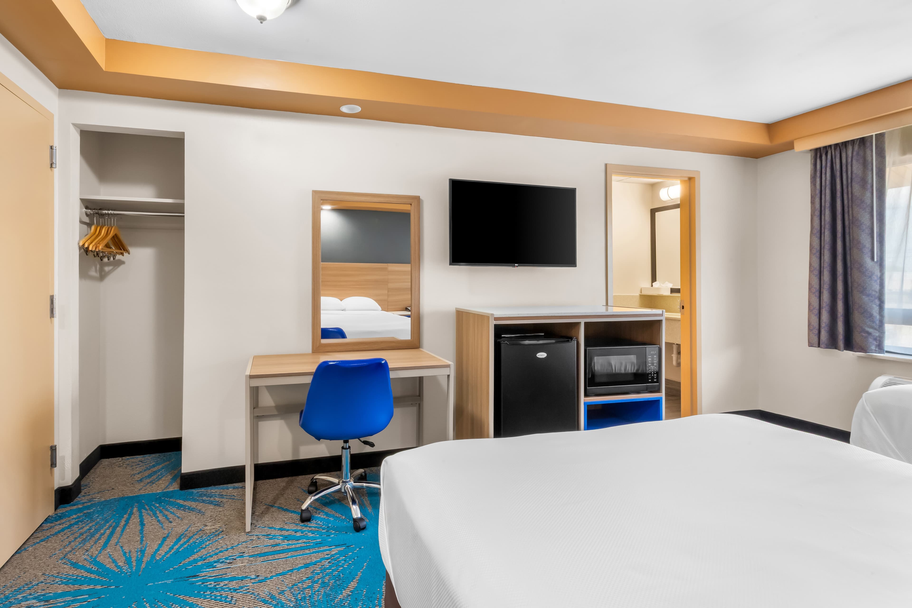 Econo Lodge Woodbridge — 6
