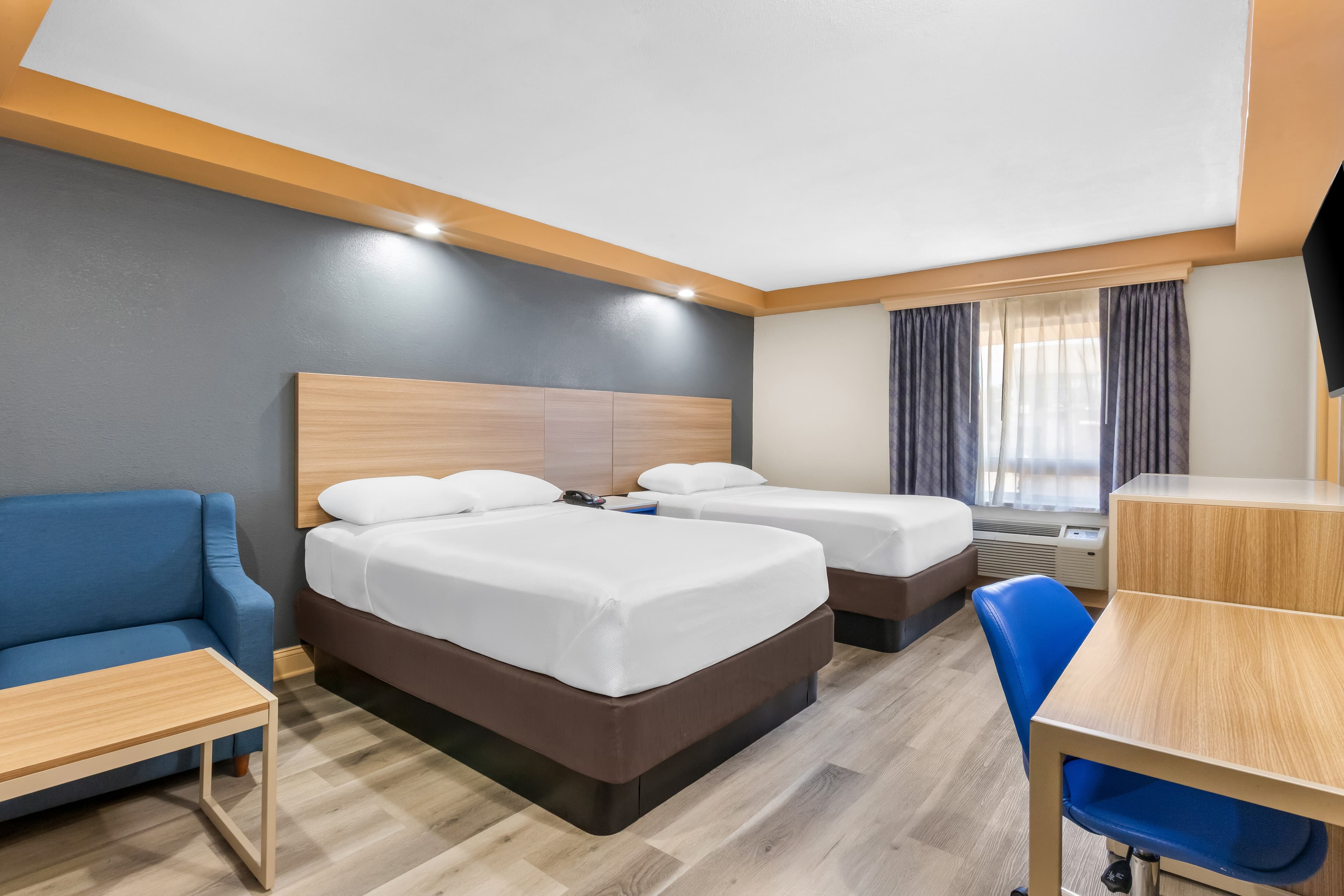 Econo Lodge Woodbridge — 8