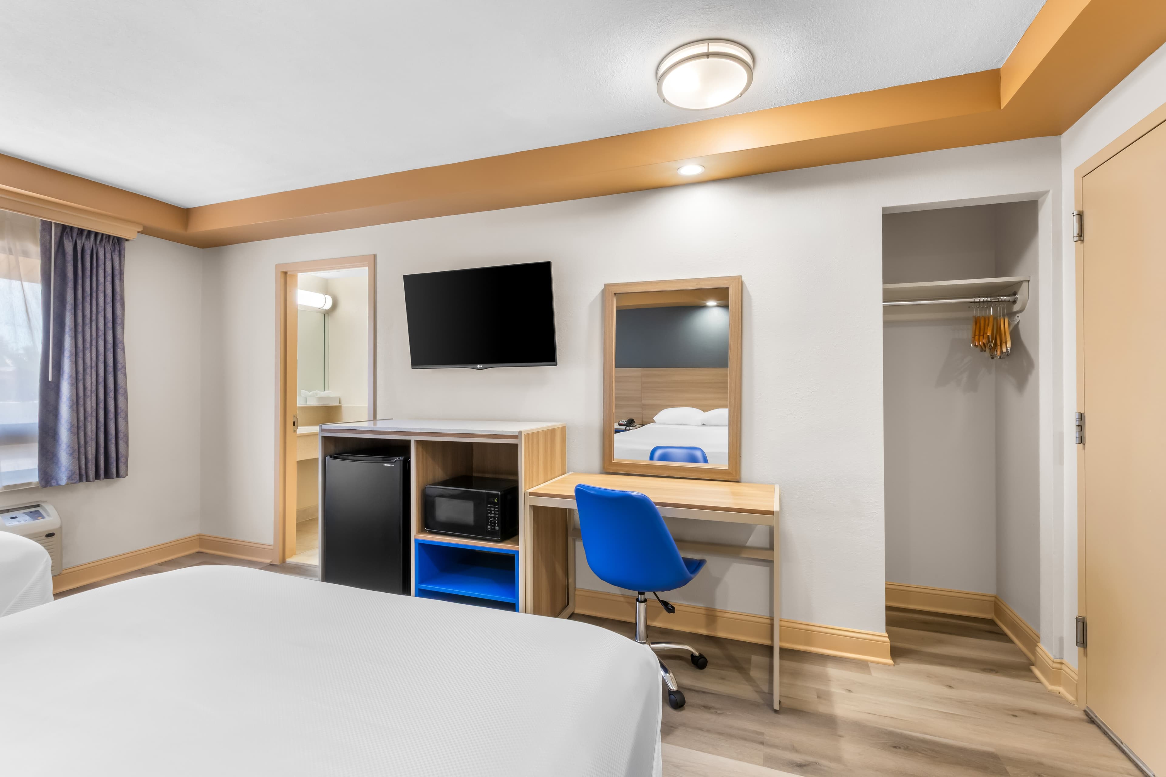 Econo Lodge Woodbridge — 9