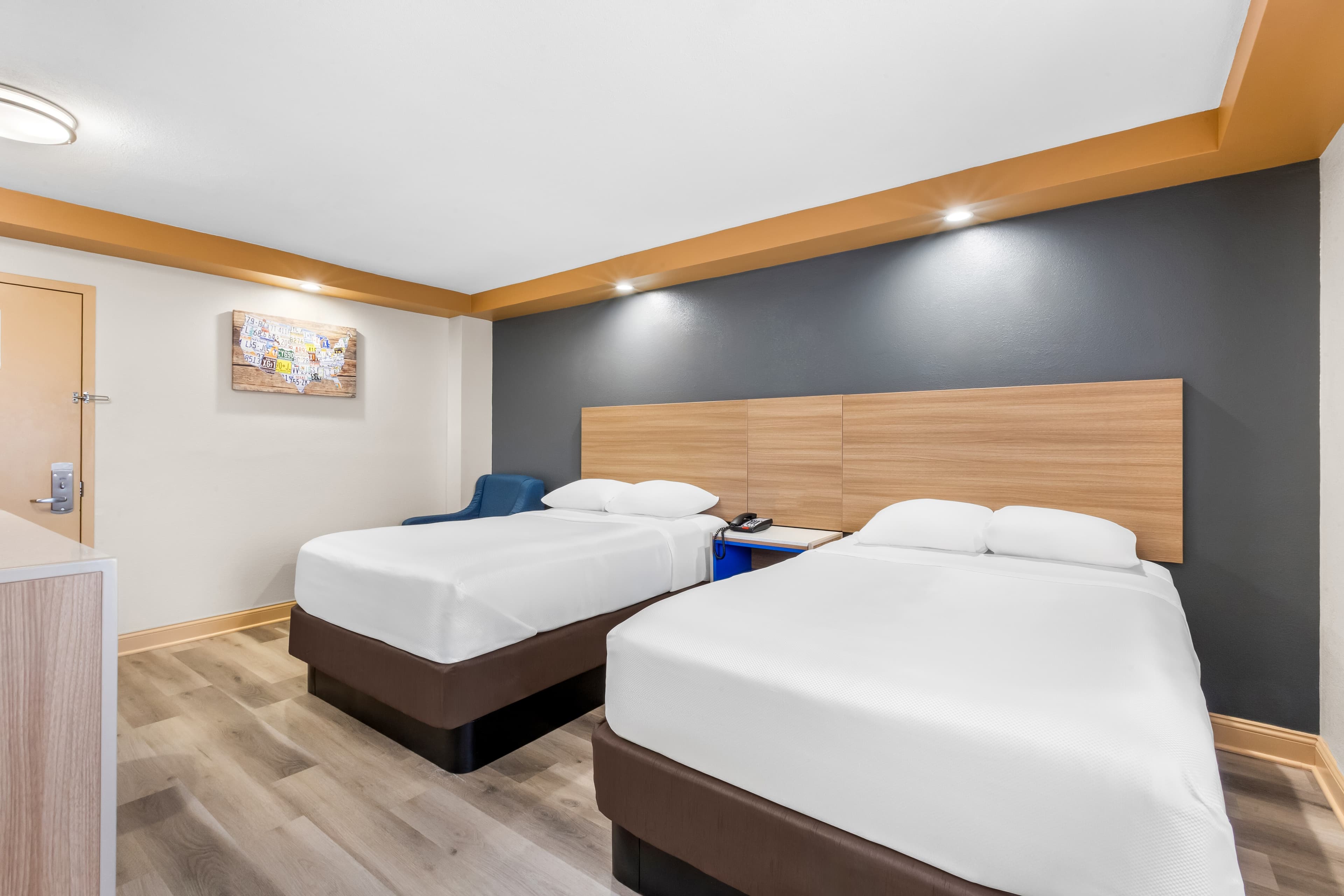 Econo Lodge Woodbridge — 11