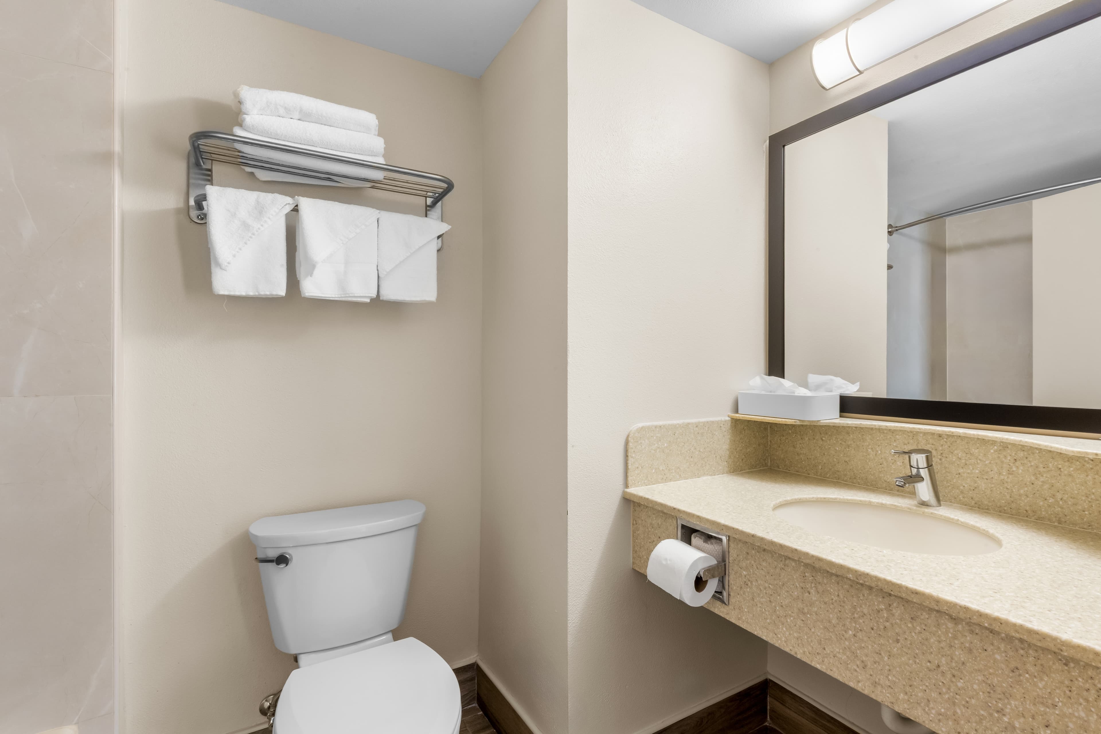 Econo Lodge Woodbridge — 10