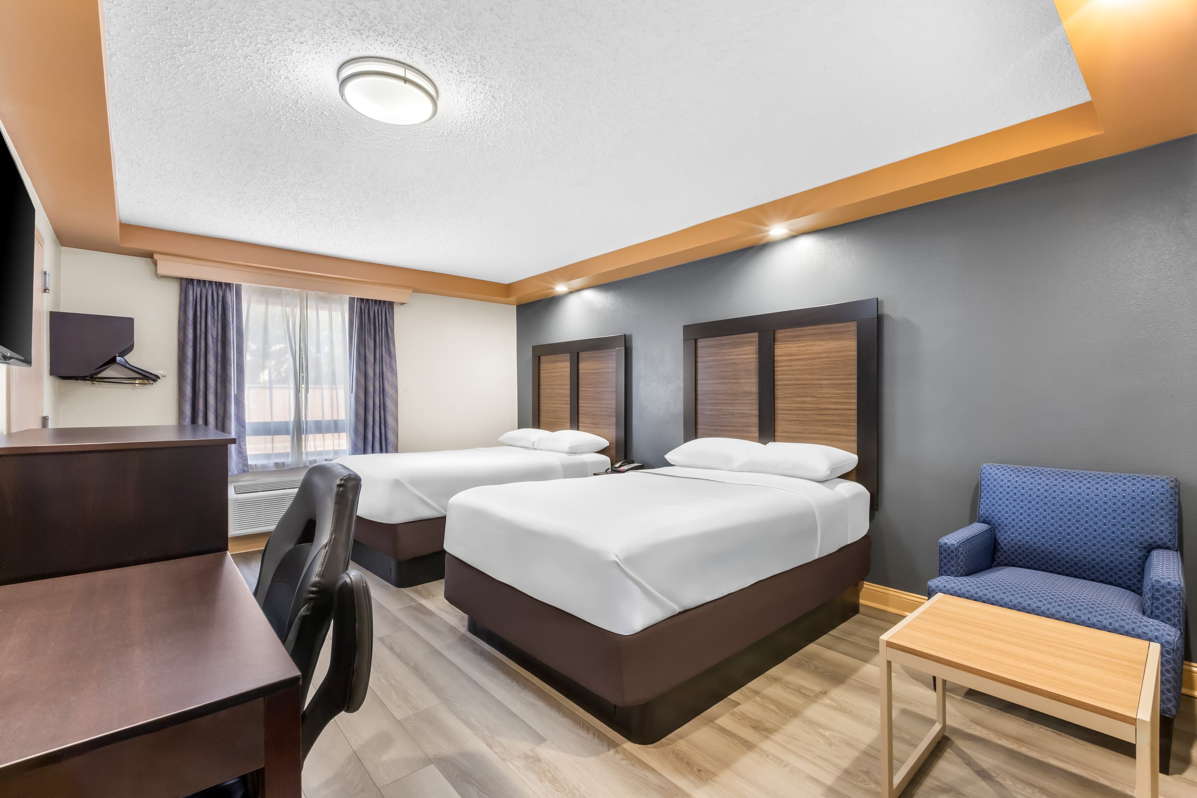 Econo Lodge Woodbridge — 12