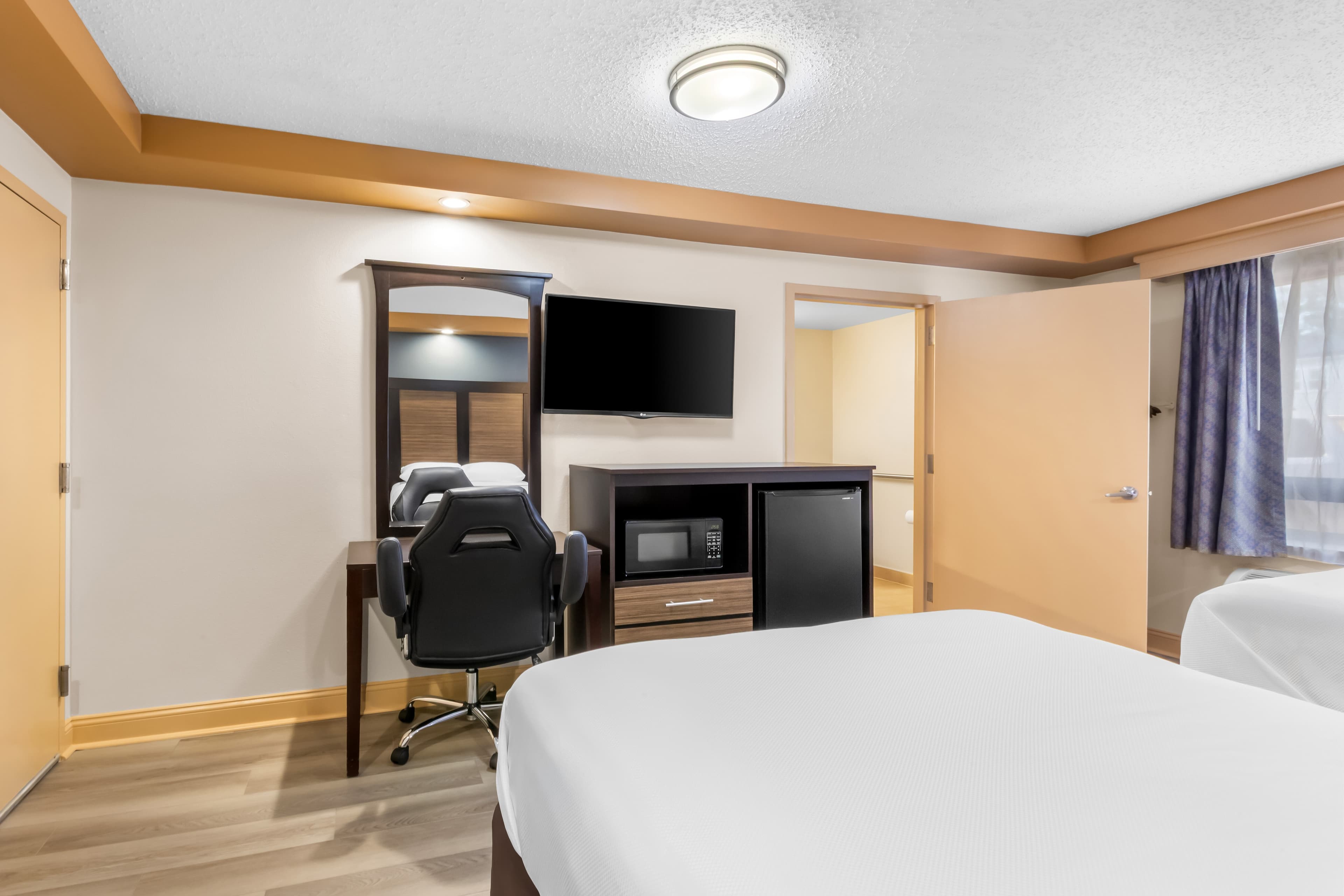 Econo Lodge Woodbridge — 13