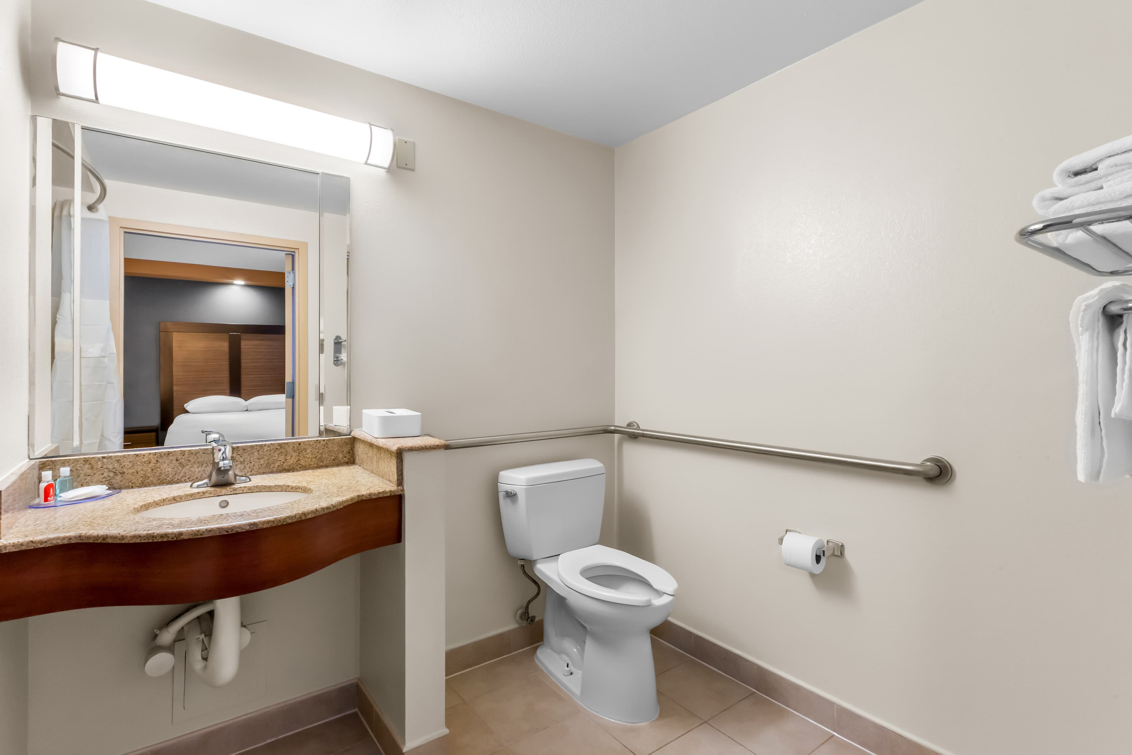 Econo Lodge Woodbridge — 14