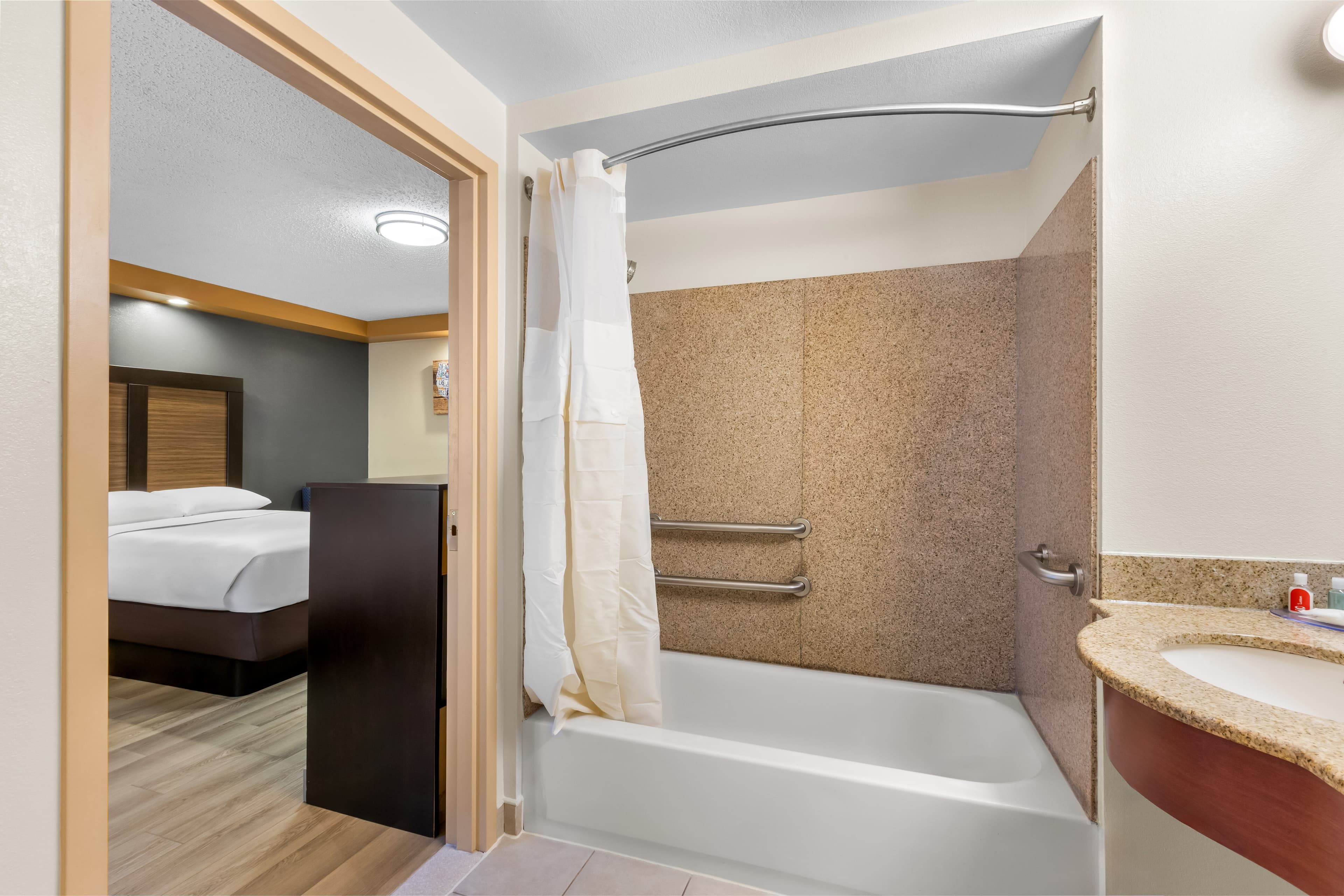 Econo Lodge Woodbridge — 15