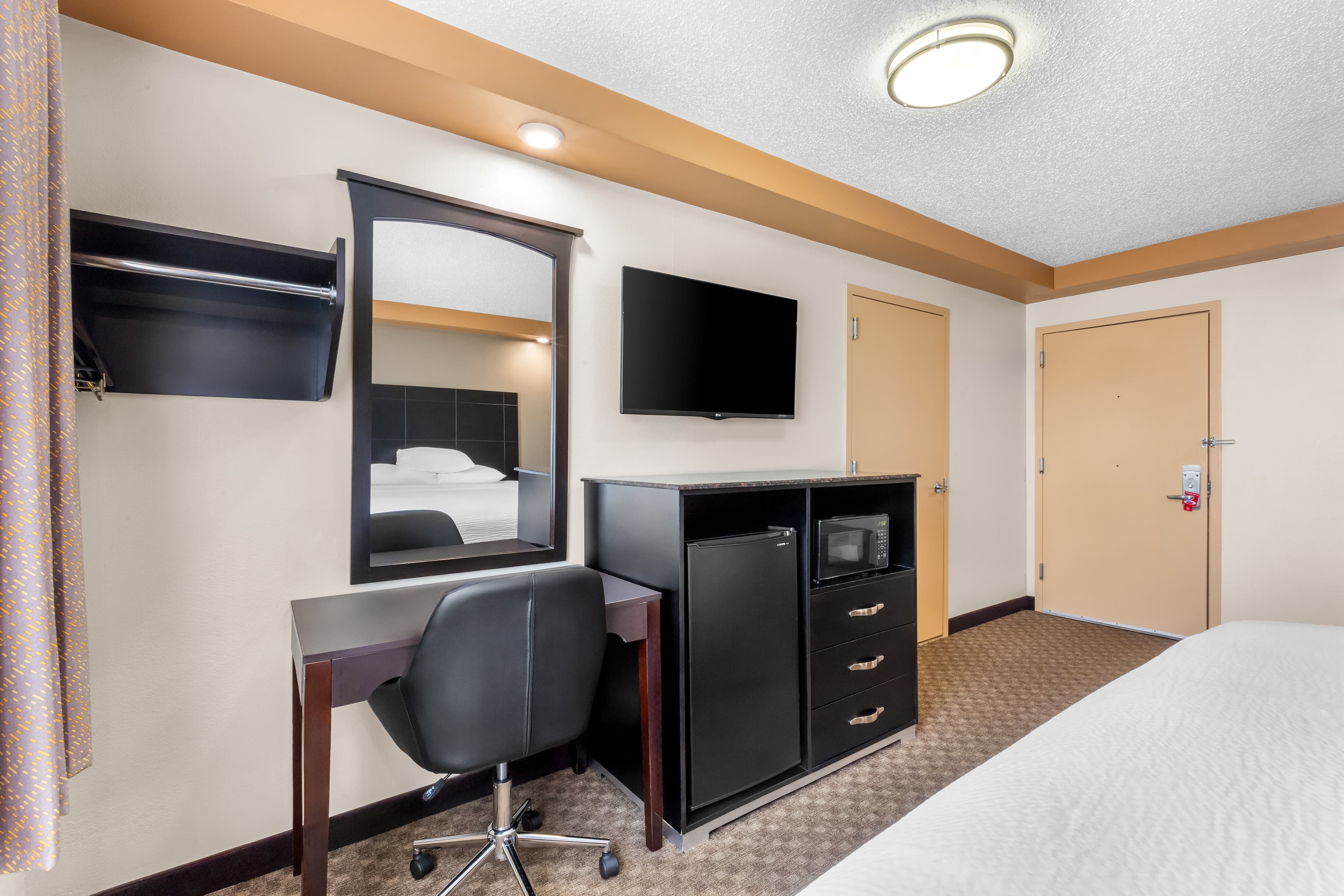 Econo Lodge Woodbridge — 25