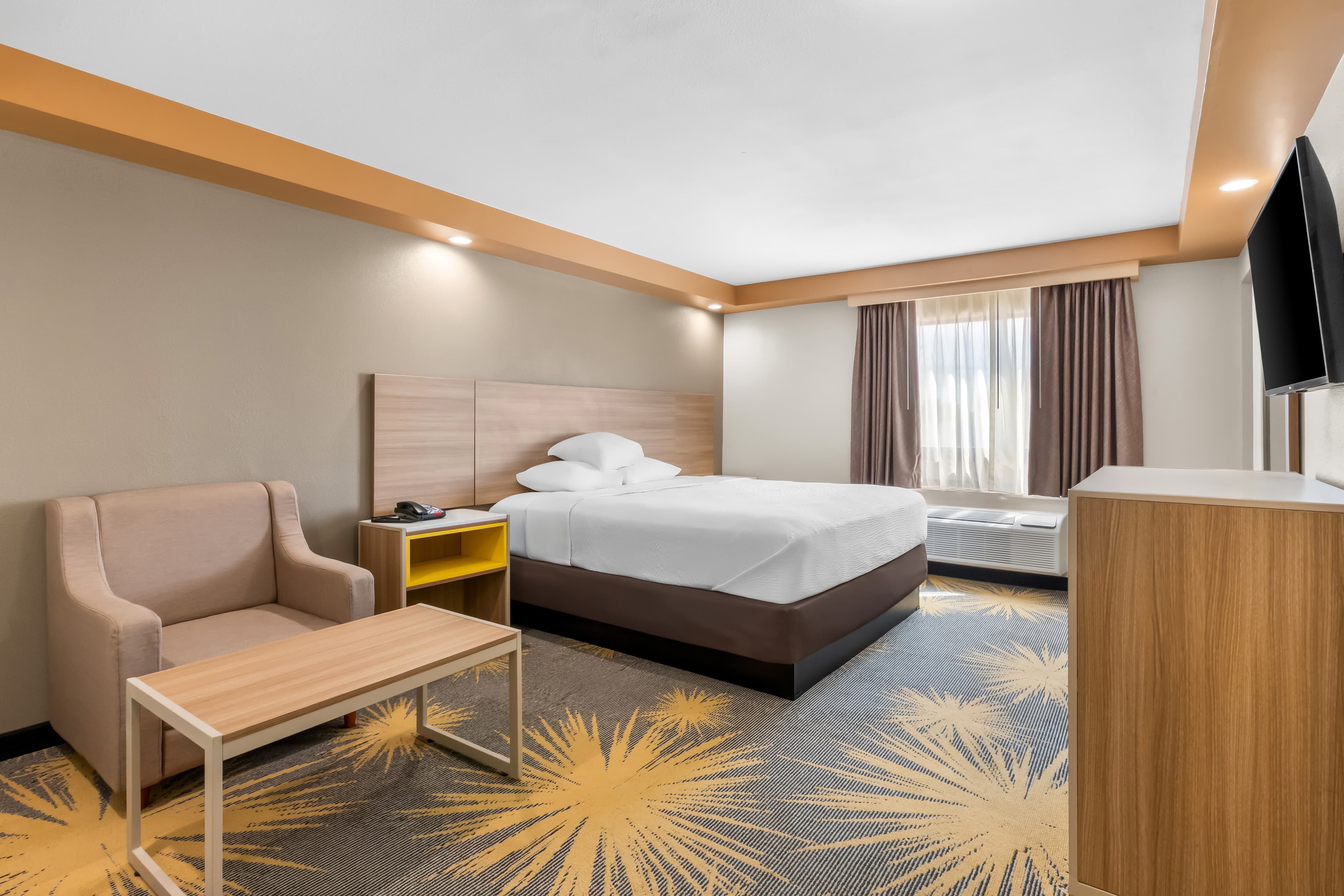 Econo Lodge Woodbridge - Image 1