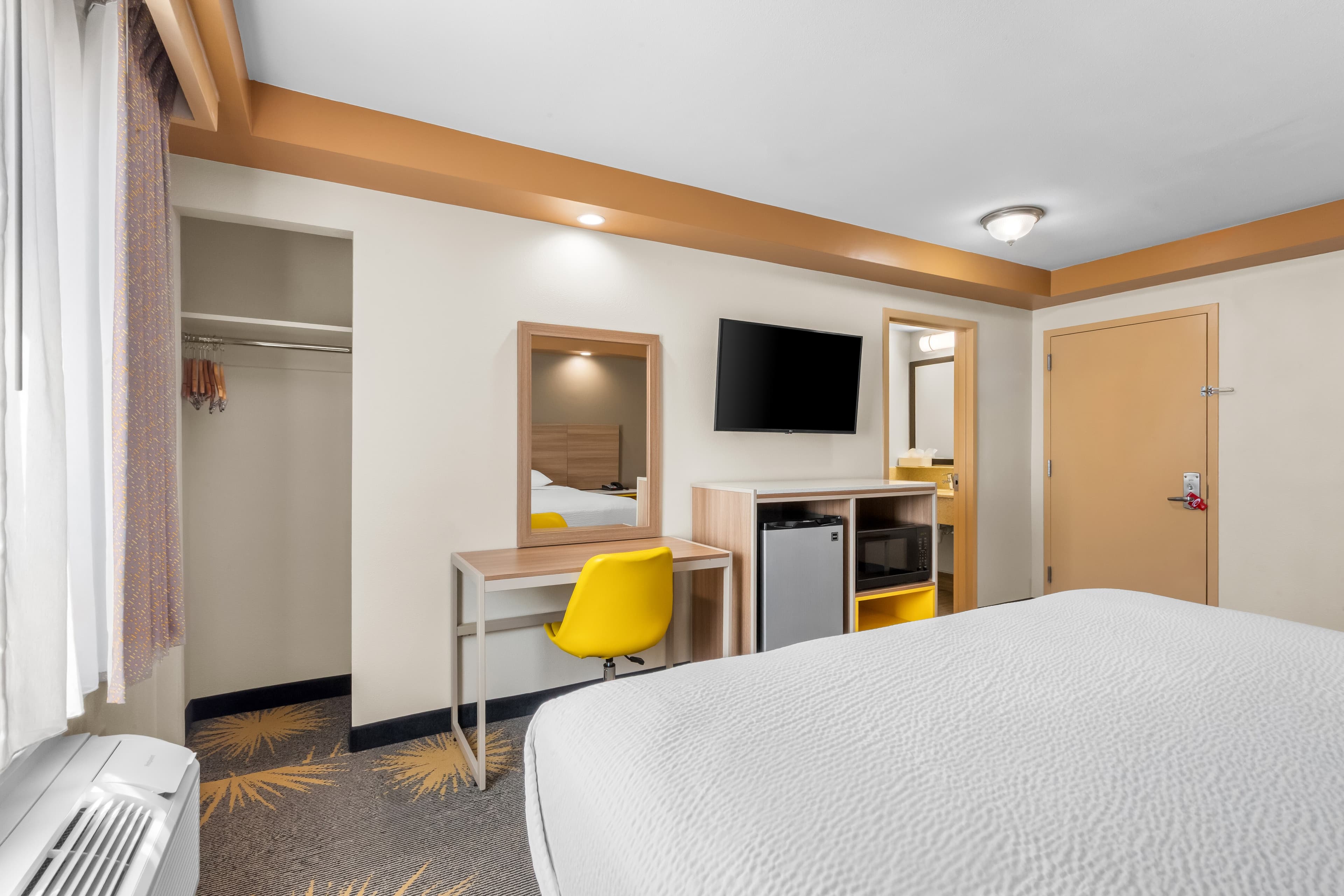 Econo Lodge Woodbridge — 17