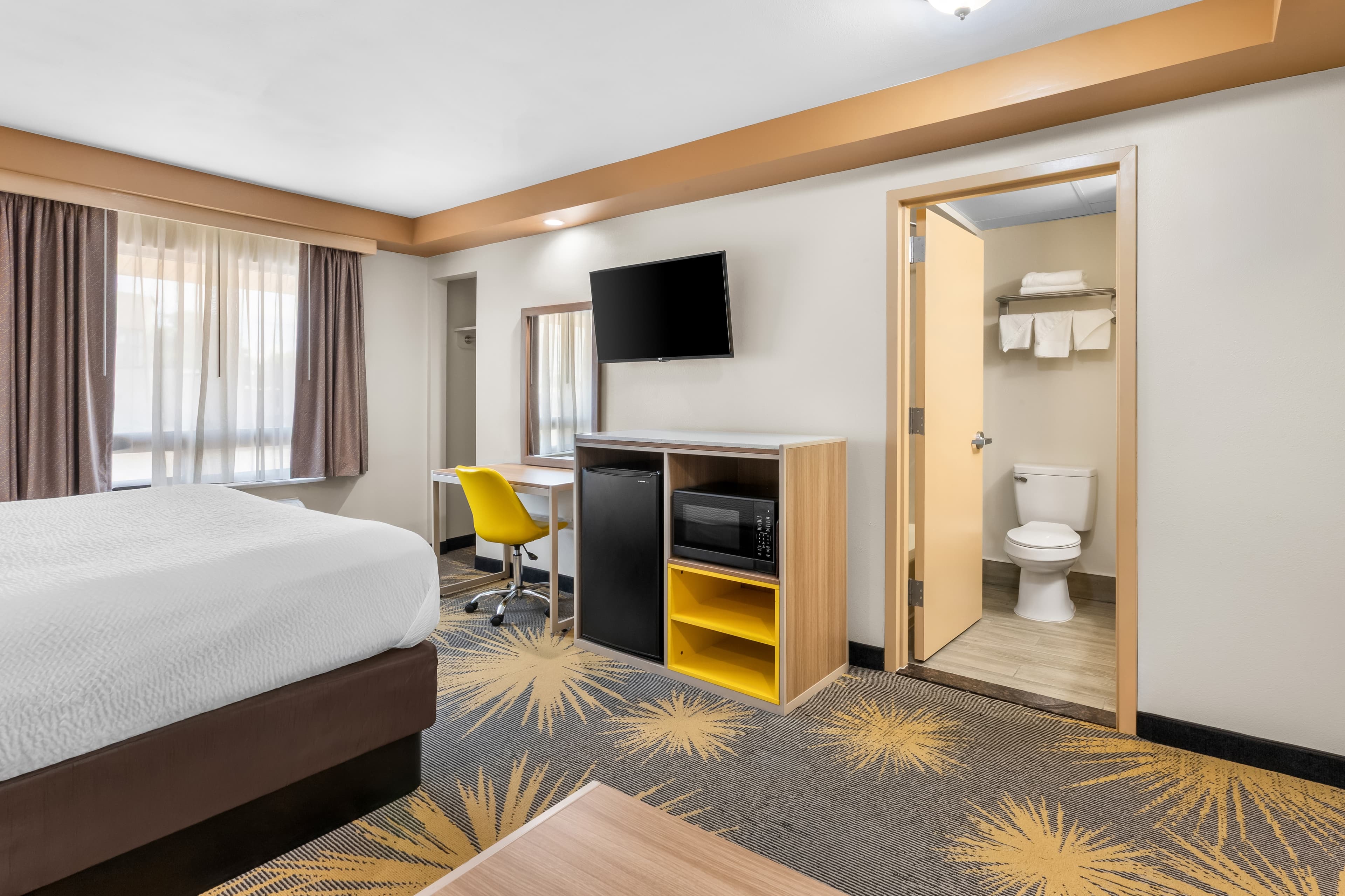 Econo Lodge Woodbridge — 18